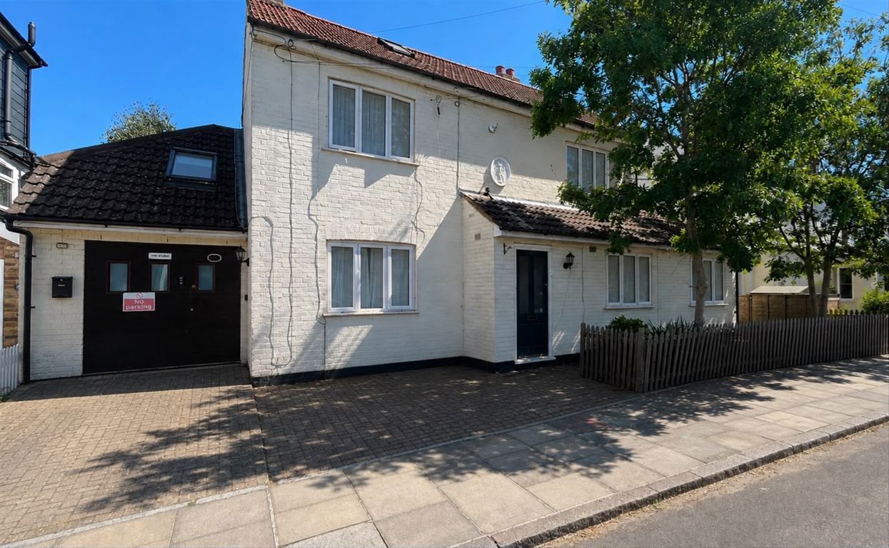 49, Myrtle Road, Hampton photo 2