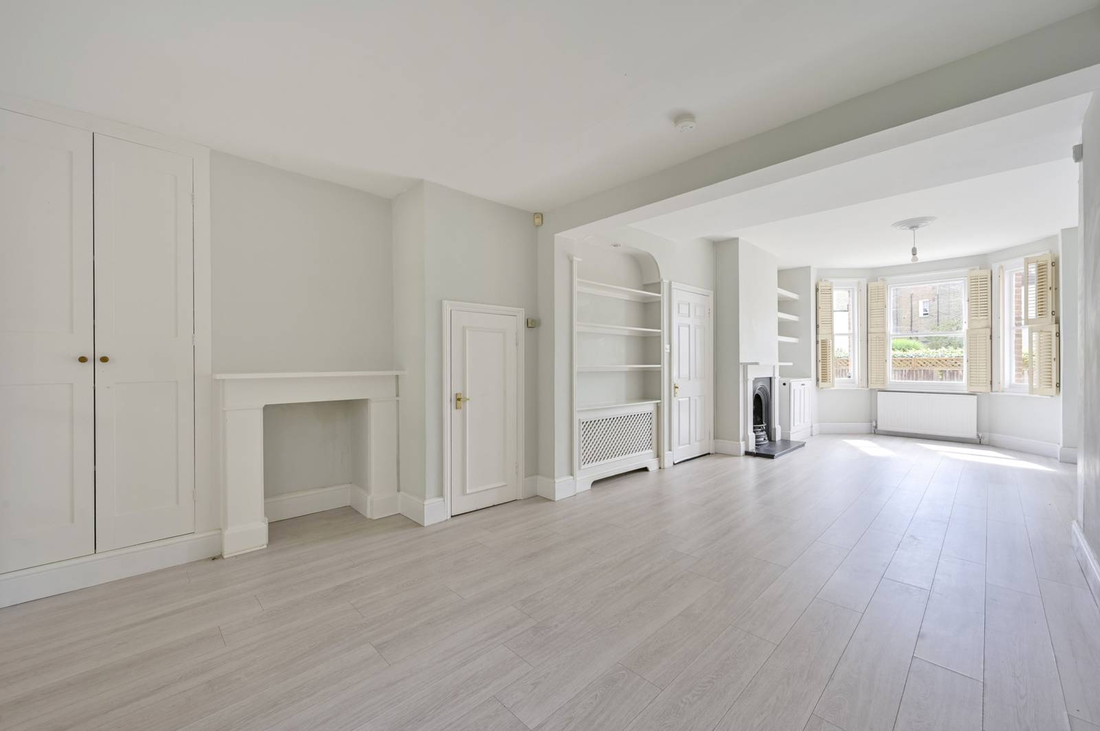 3 bedroom detached house for sale in Guildford