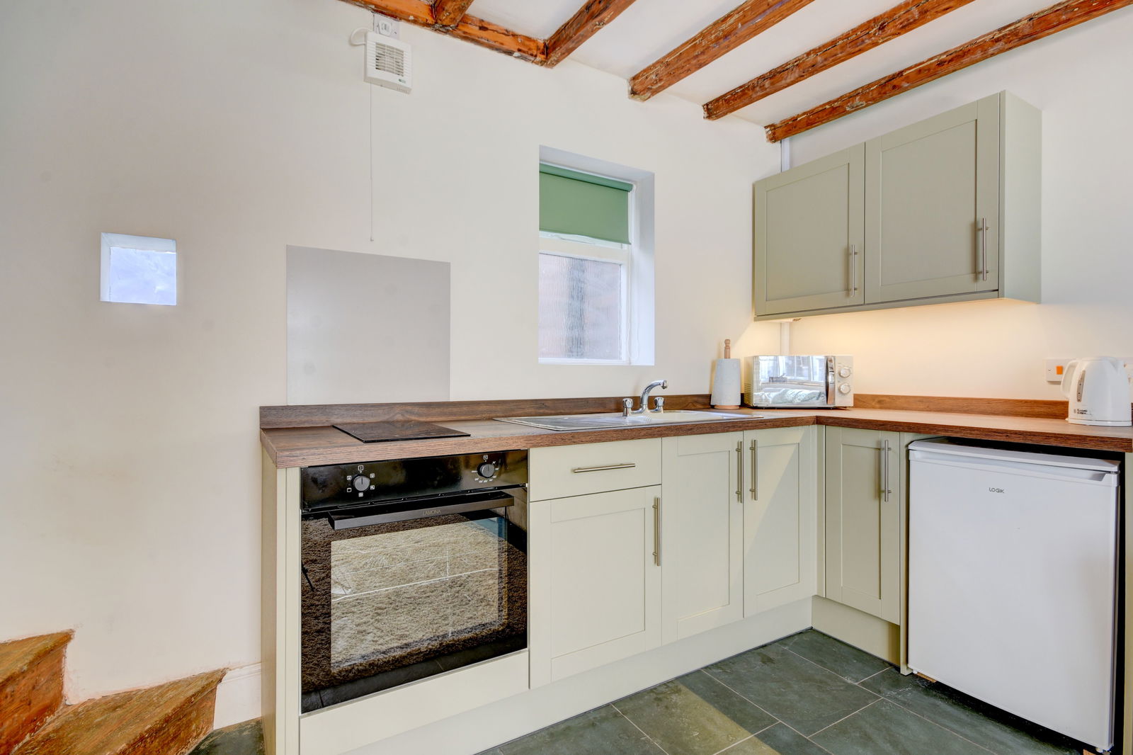 3 Linskill Square, Baxtergate, Whitby photo 3