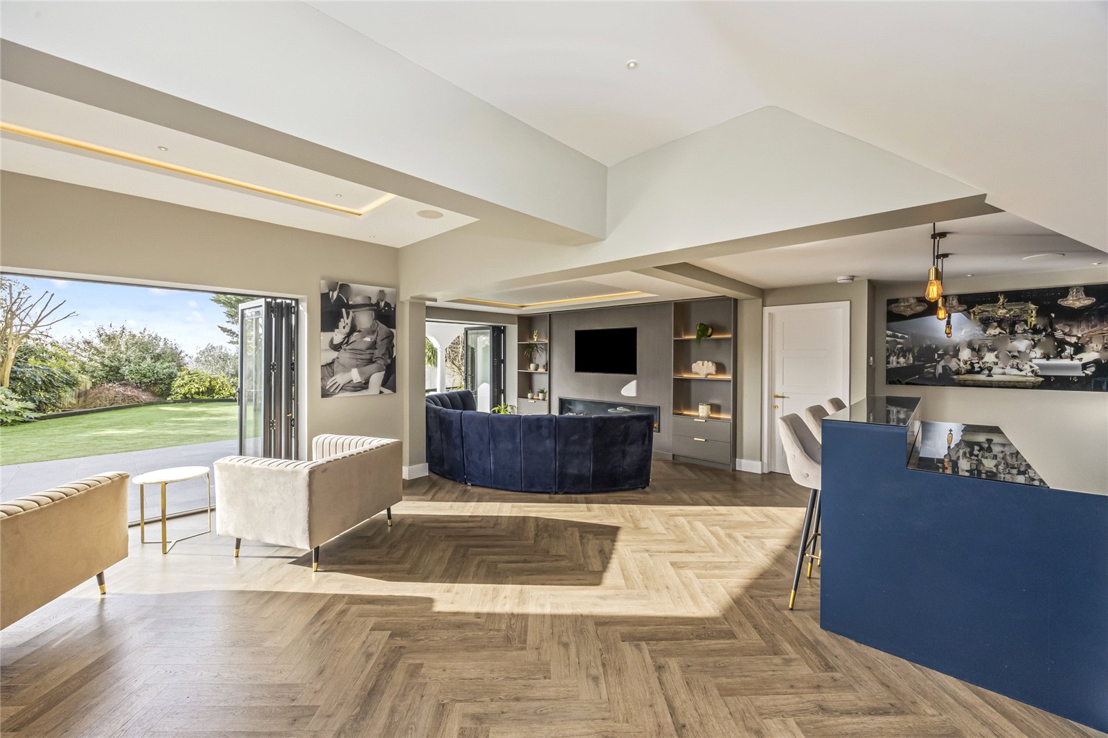 6 bedroom detached house for sale 0