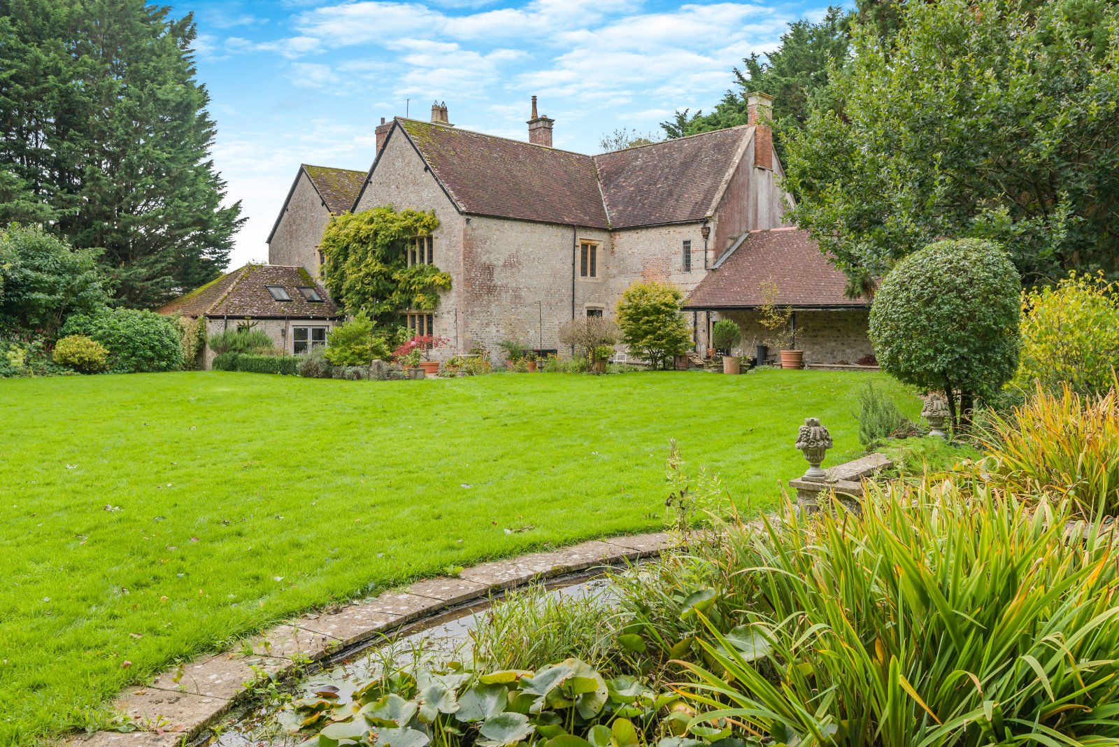 6 bedroom detached house for sale 0