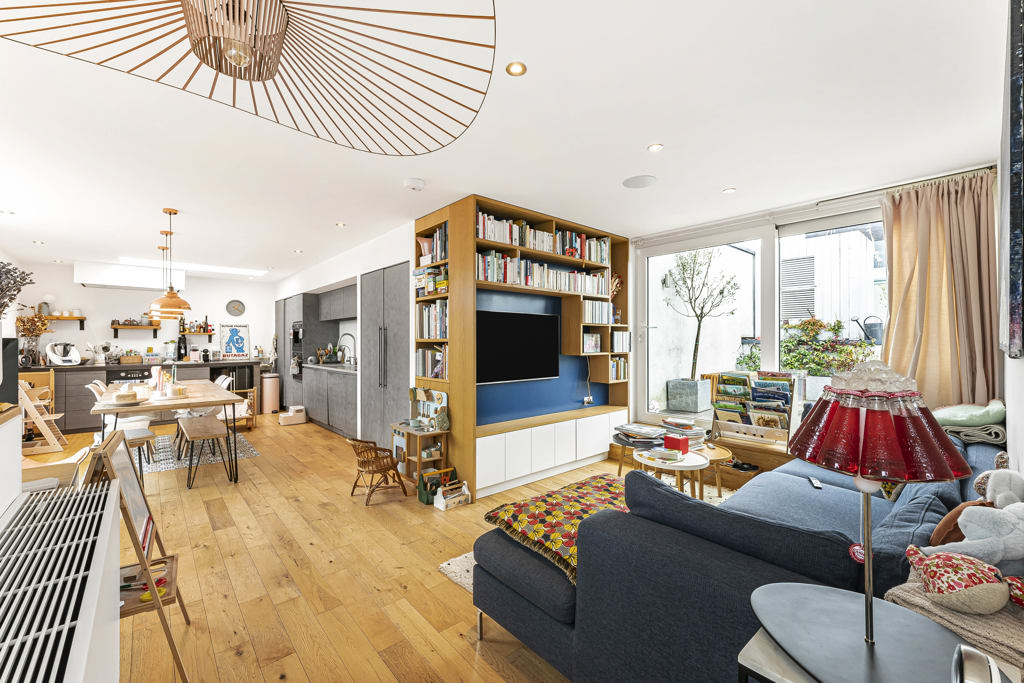6 bedroom detached house for sale