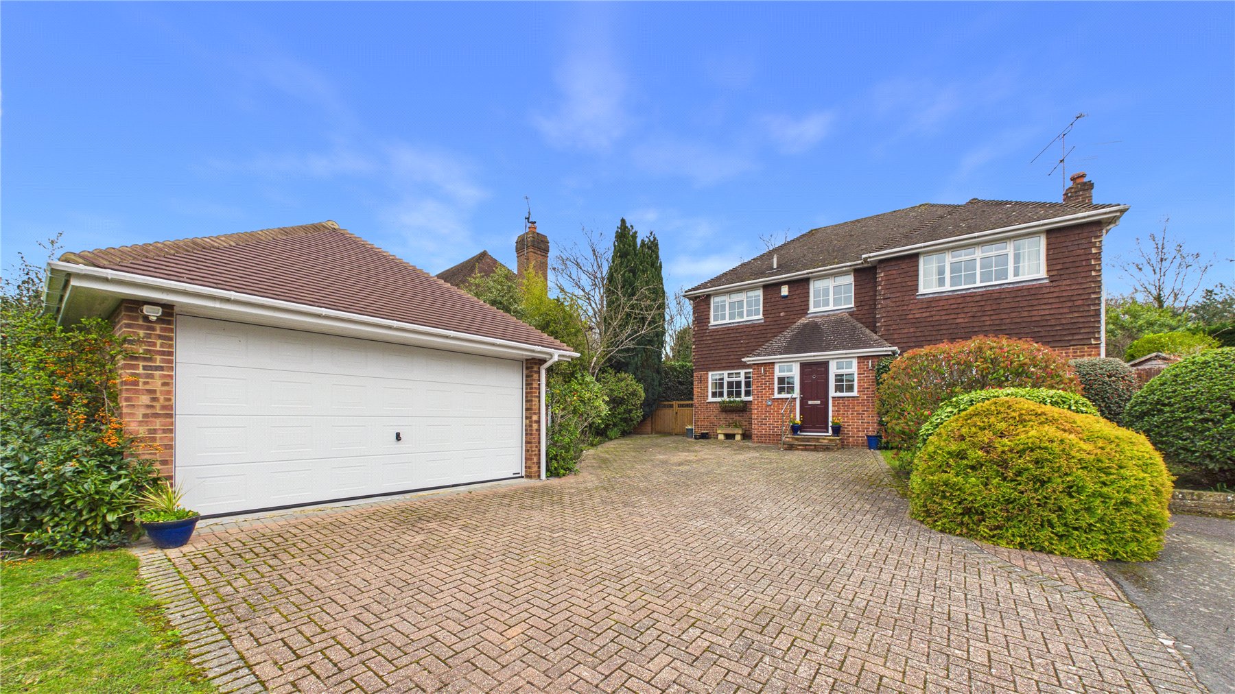 16, Leycester Close, Surrey photo 2