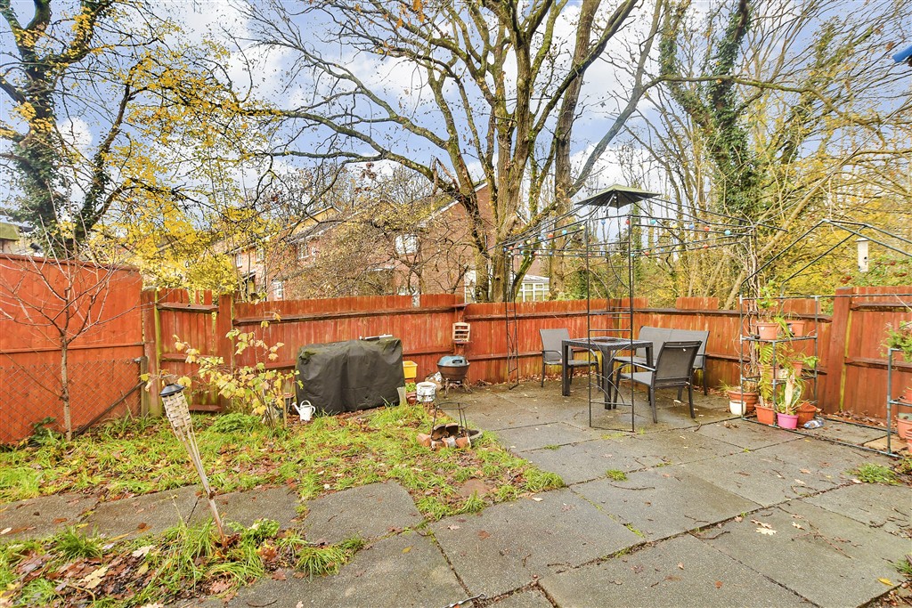 1-bed maisonette on Birkdale Drive, Ifield, Crawley, West Sussex RH11, £139,000