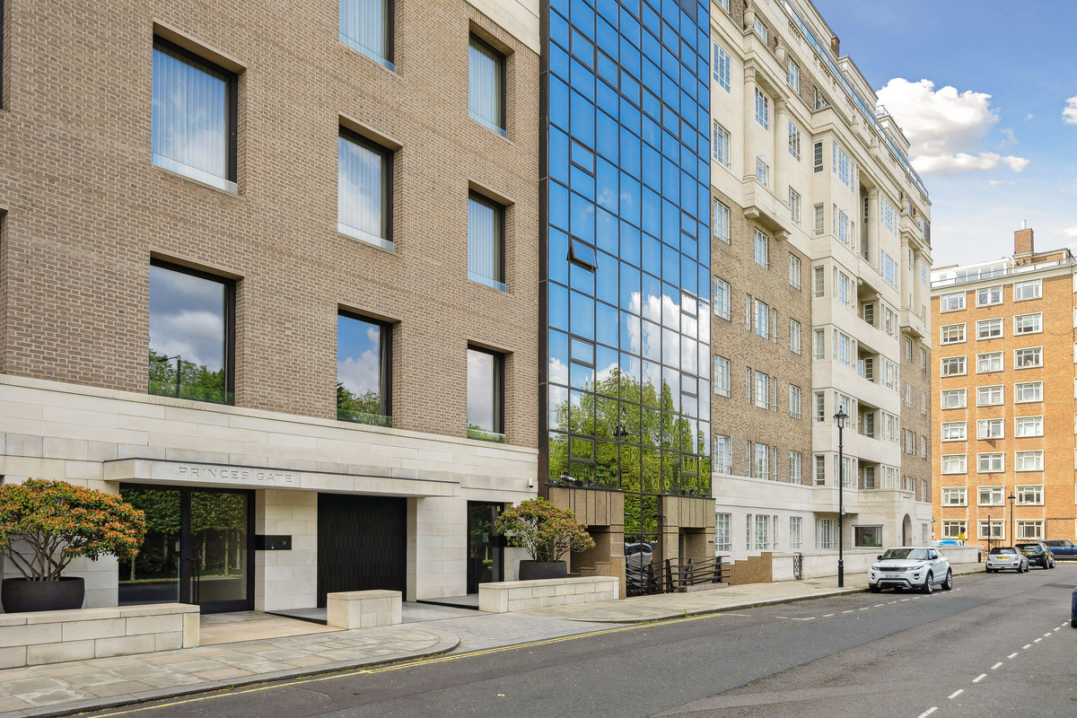 4 bedroom flat for sale 0