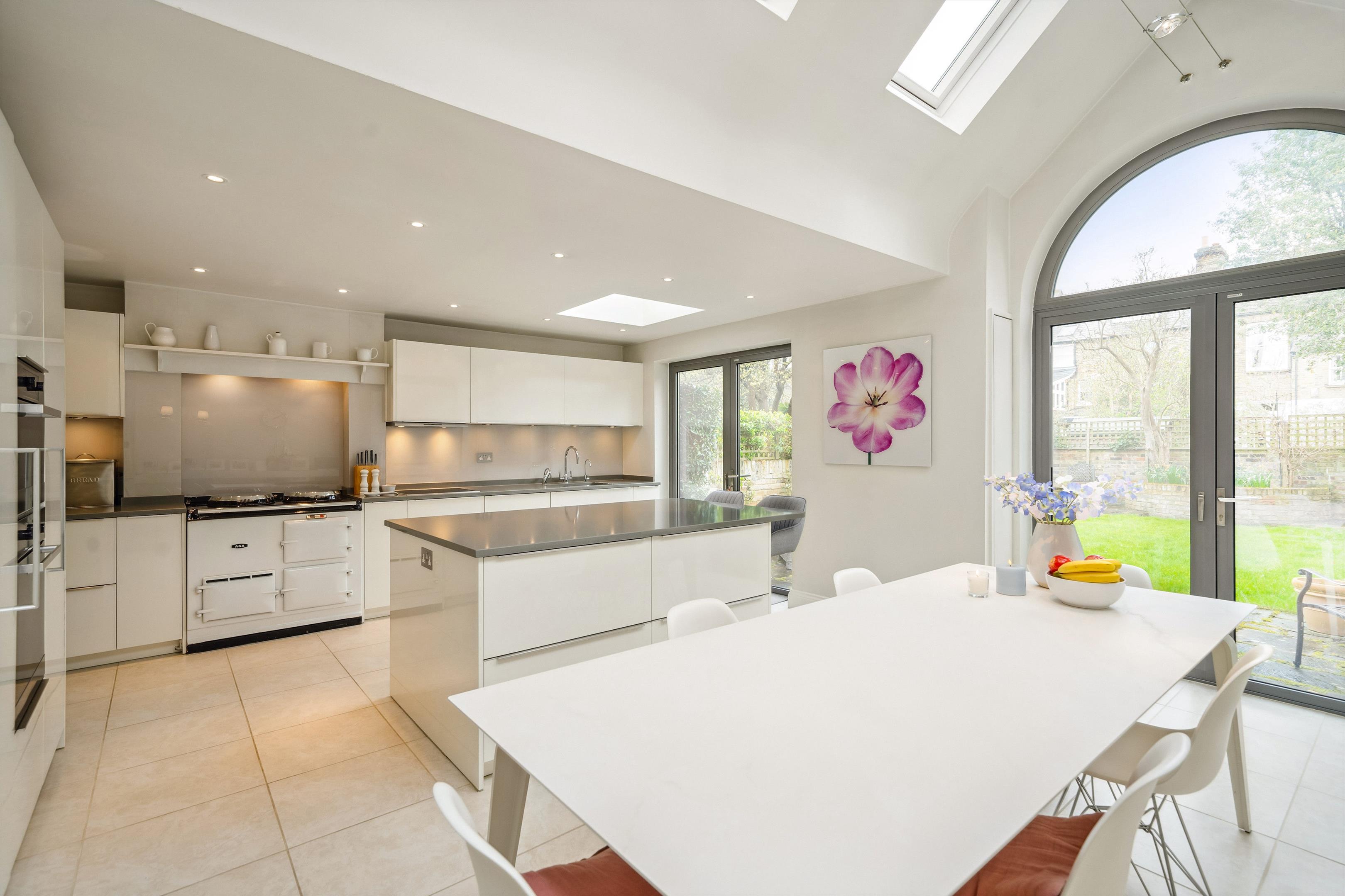 6 bedroom semi-detached house for sale 0