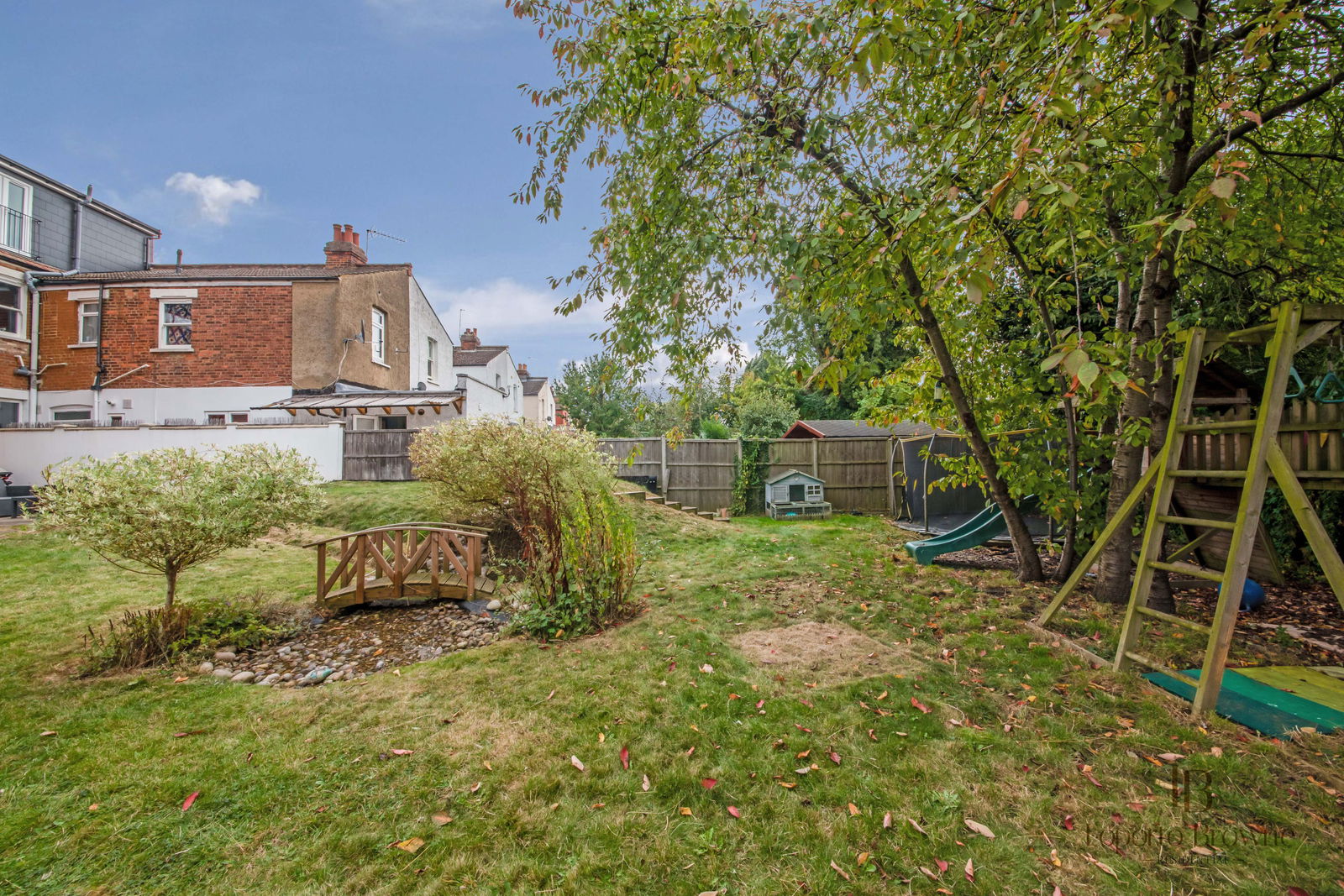 7 bedroom end terrace house for sale 0