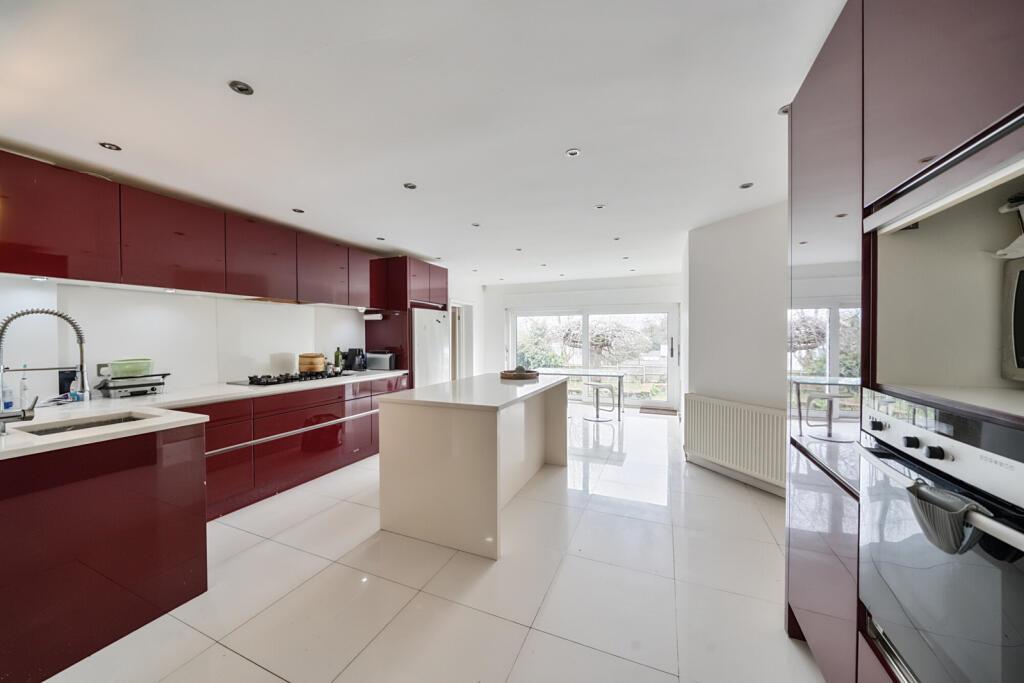 5 bedroom detached house for sale 0