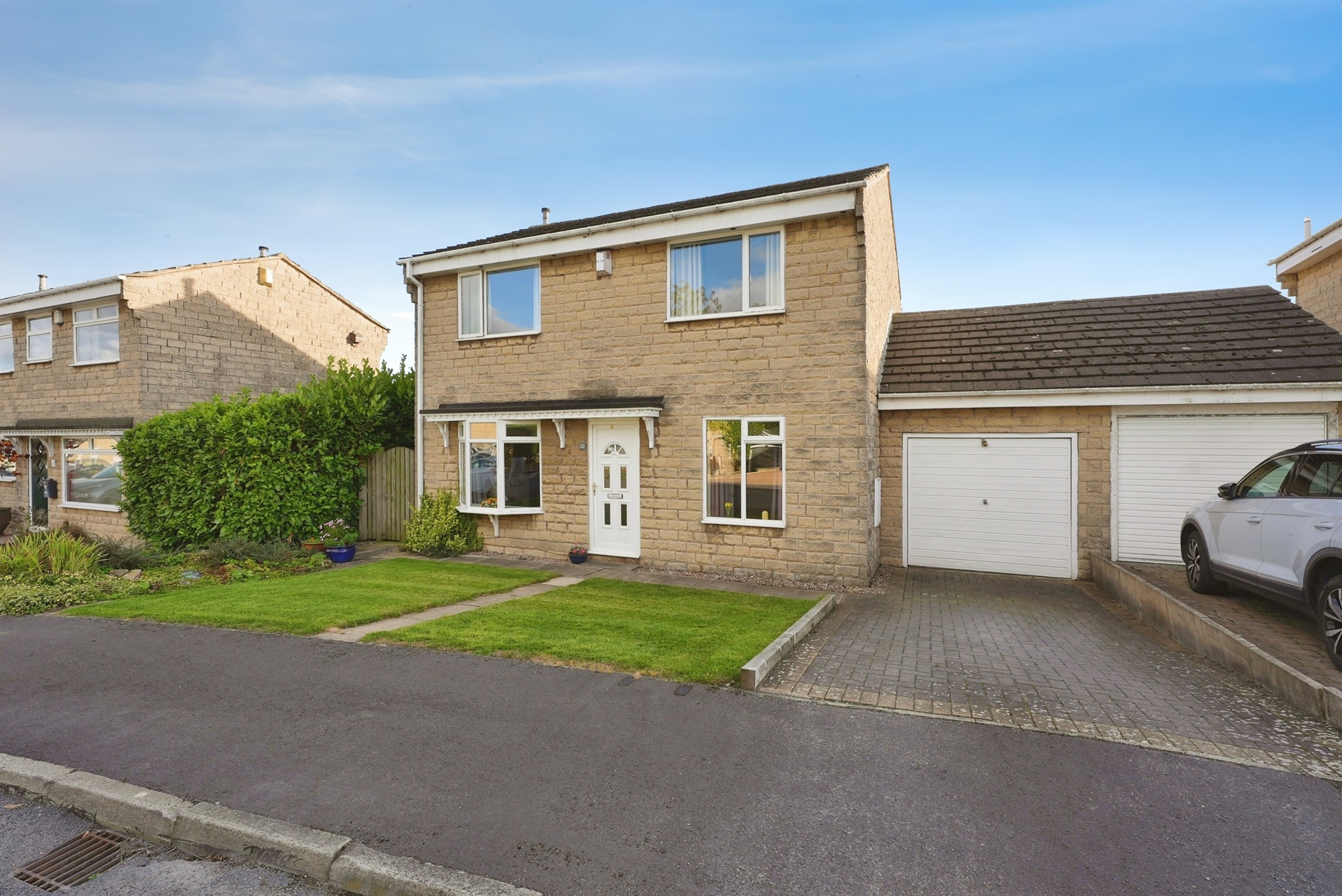 4 bed link detached house for sale