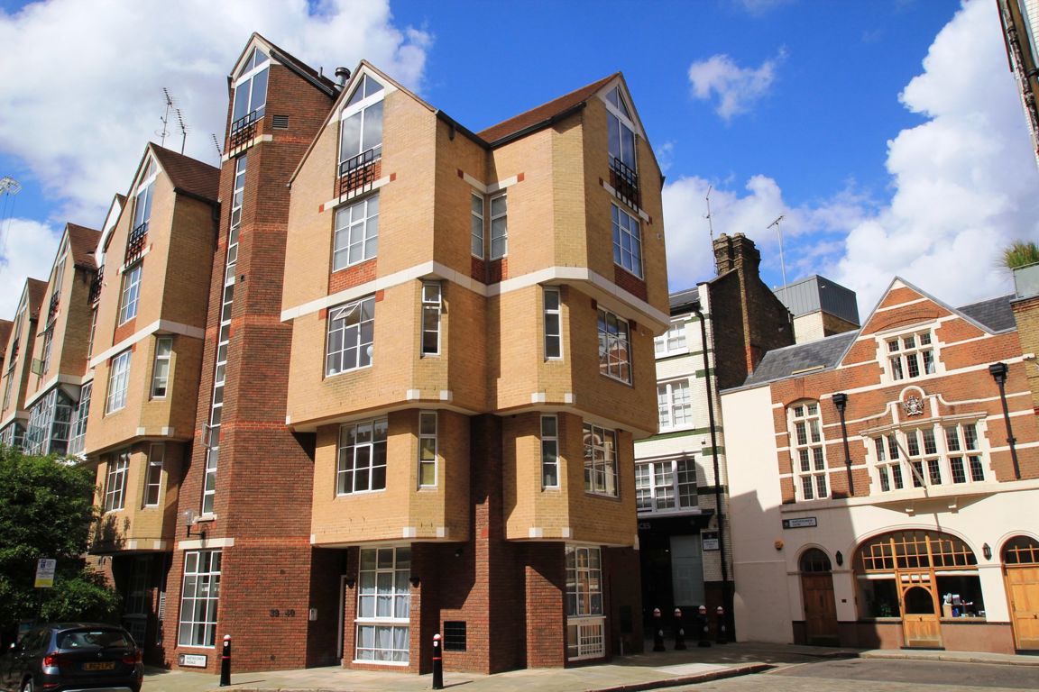 2-bed flat on Flat 1, 39-40, Bartholomew Close, London, £3,142/mo
