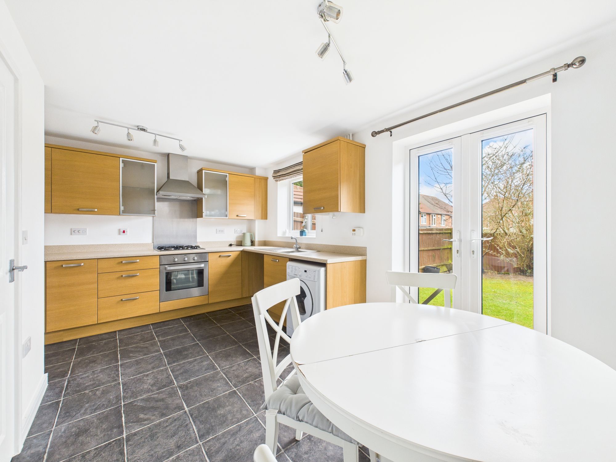 17 Hopkin Court Mapperley Plains, Nottingham photo 4