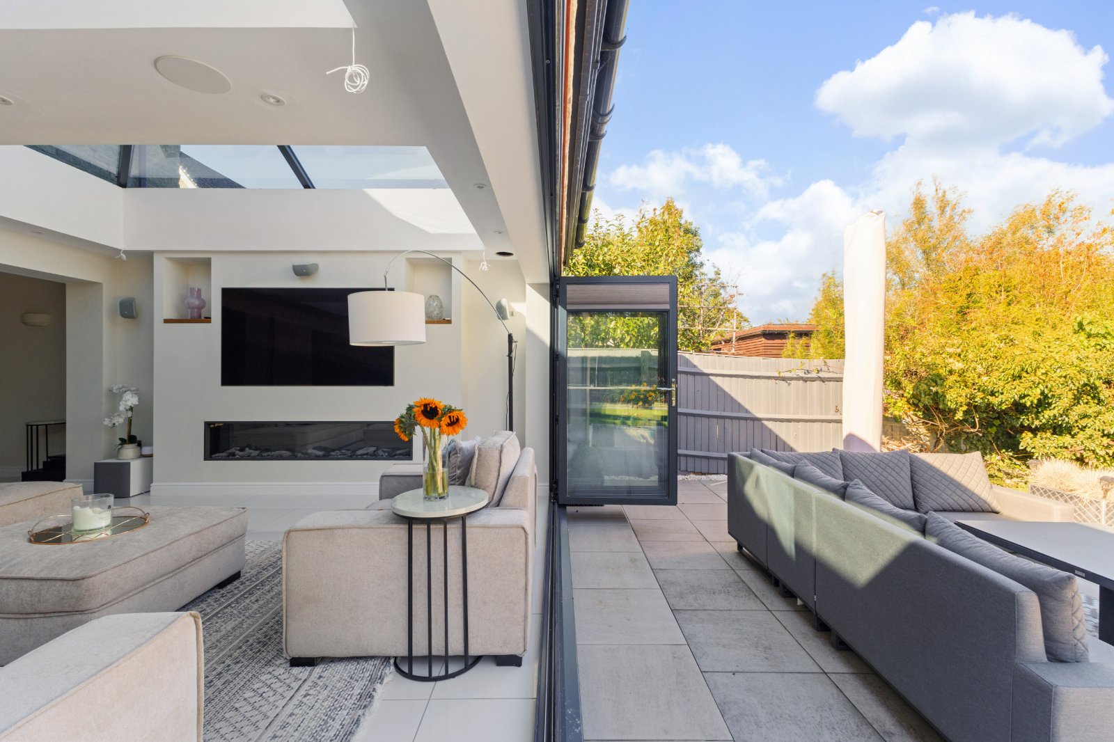 6 bedroom detached house for sale 0