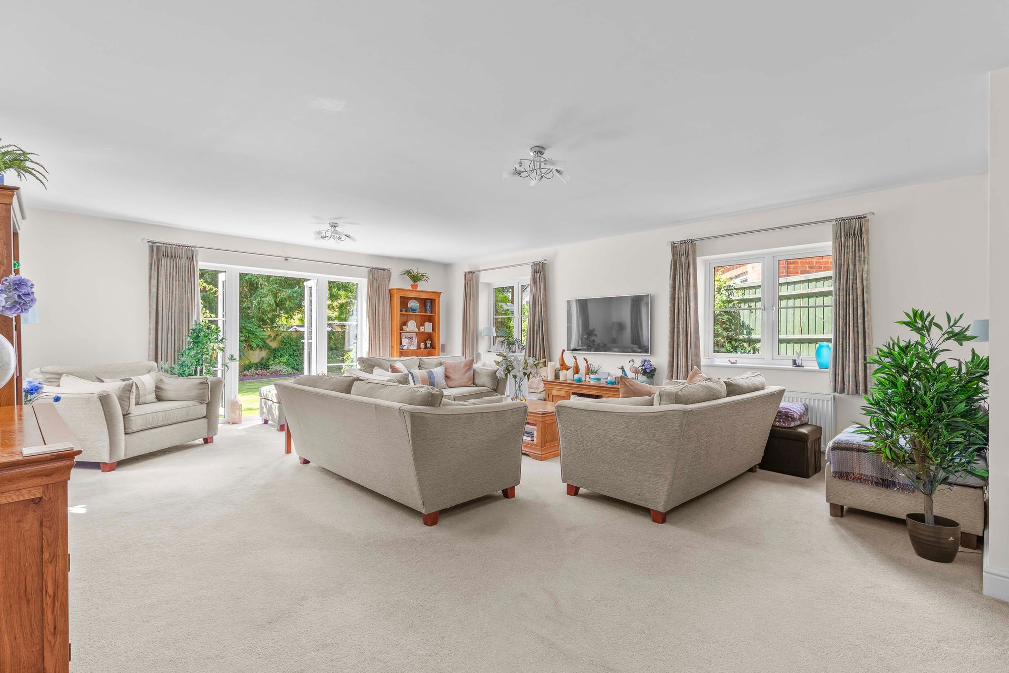 5 bedroom detached house for sale 0