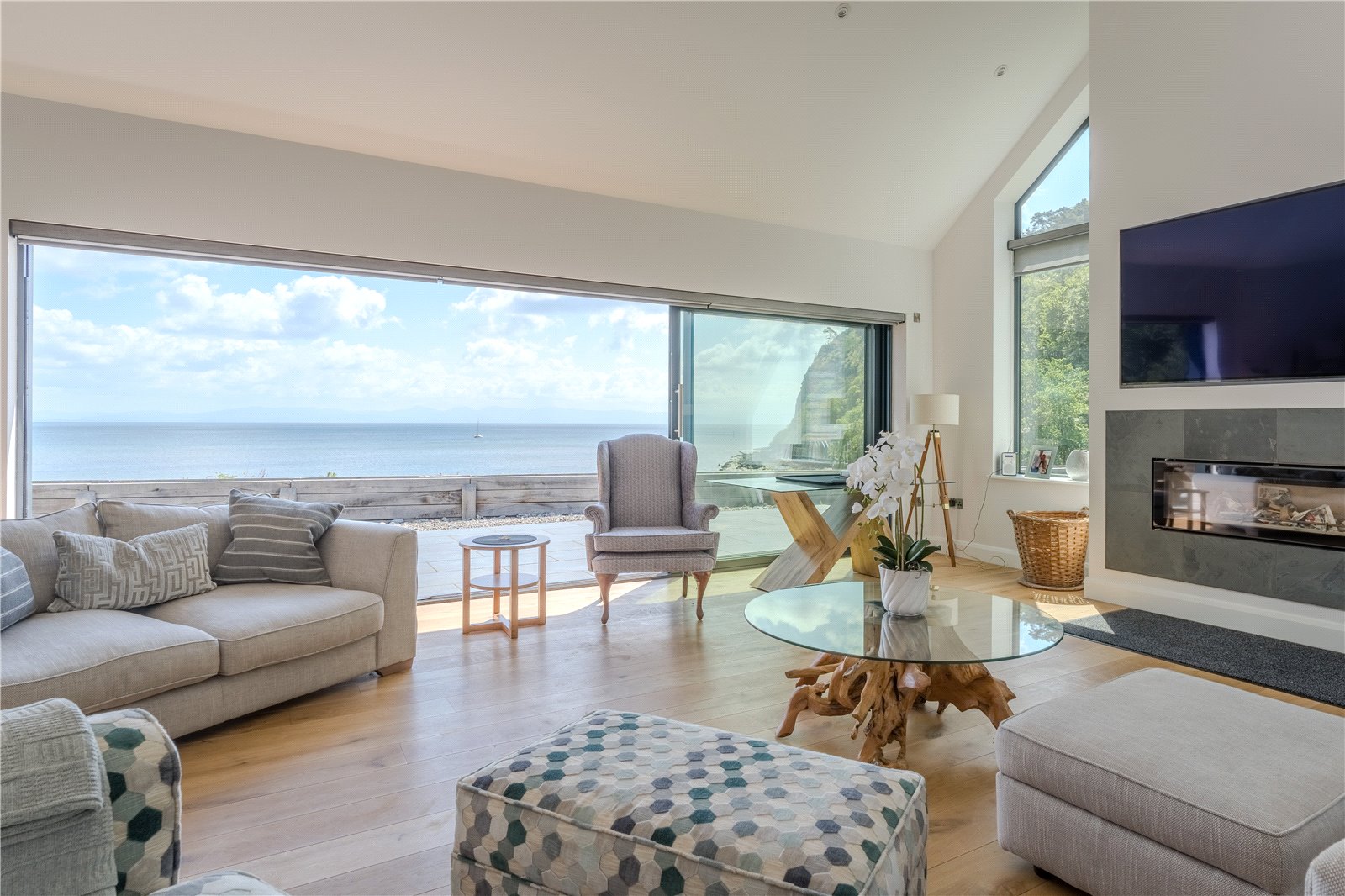 6 bedroom detached house for sale 0