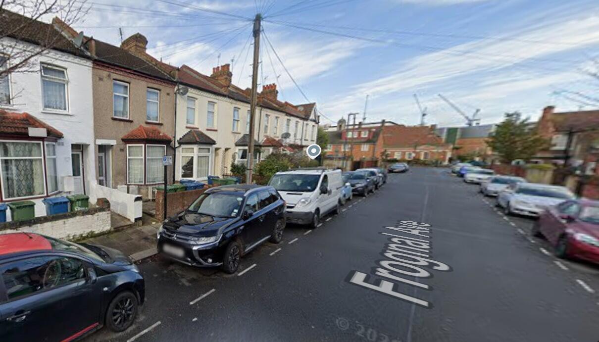11 Frognal Avenue, Harrow photo 2