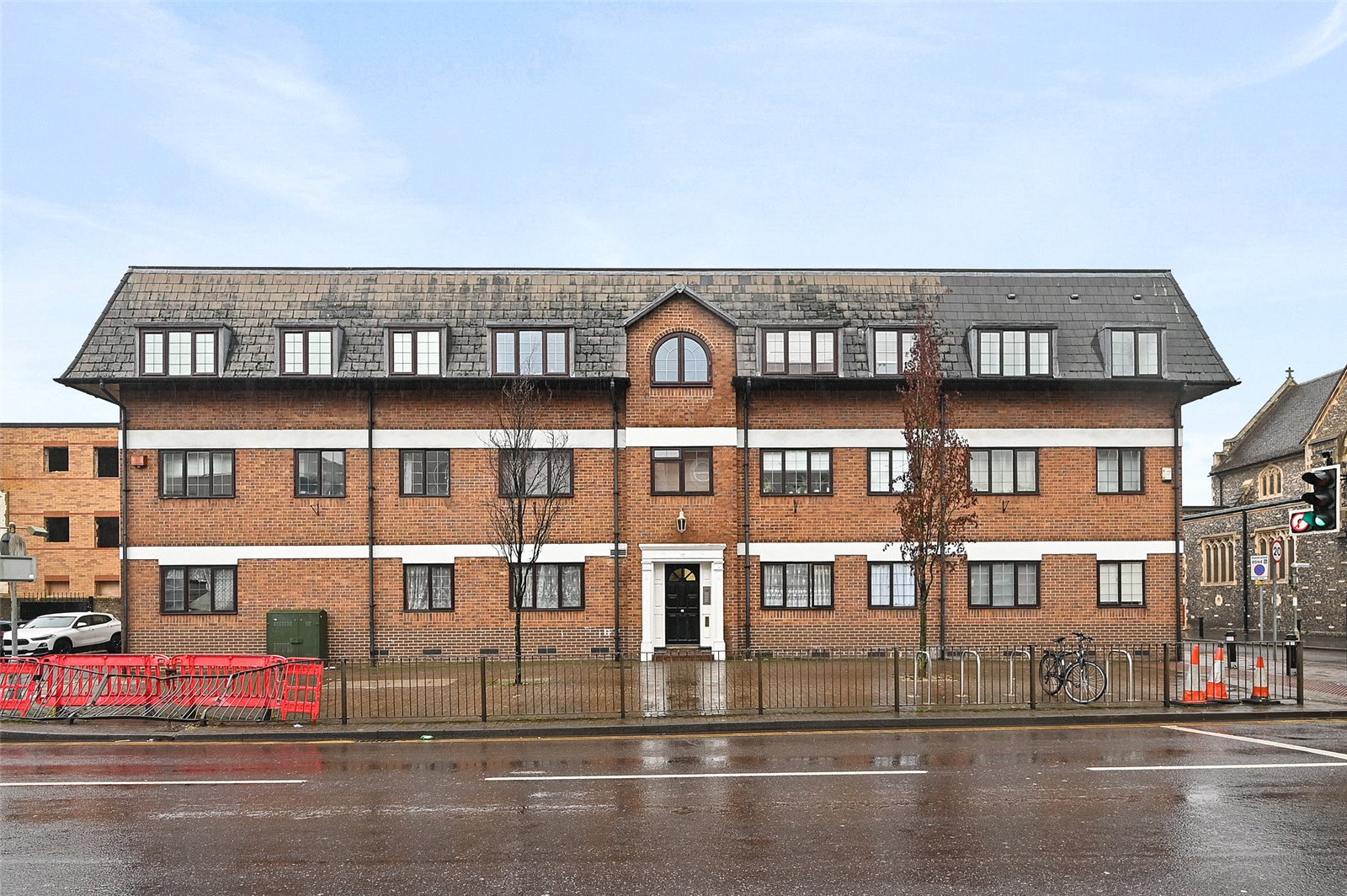 Flat 2, The Roof Gardens, 118, Exchange Road, Hertfordshire photo 2