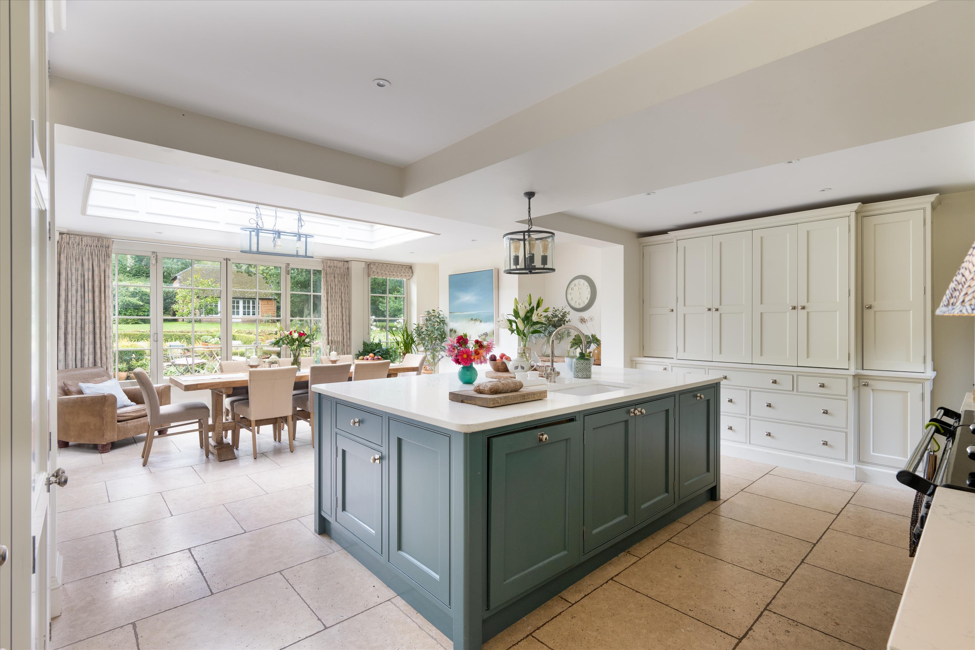 6 bedroom detached house for sale 0