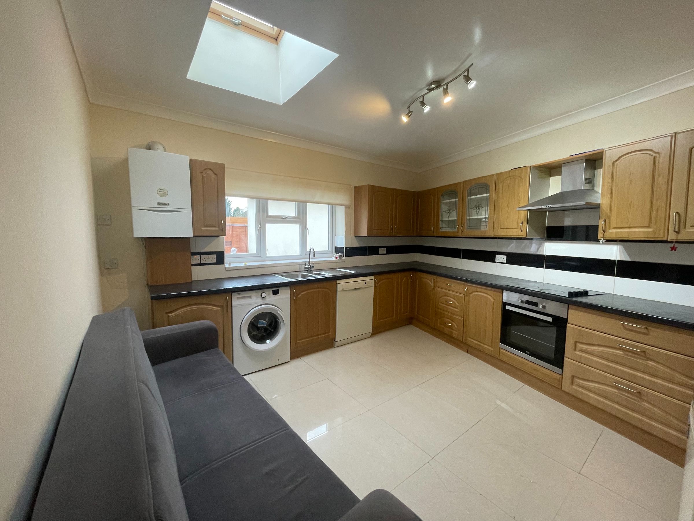 16A Daphne Gardens, London photo 4