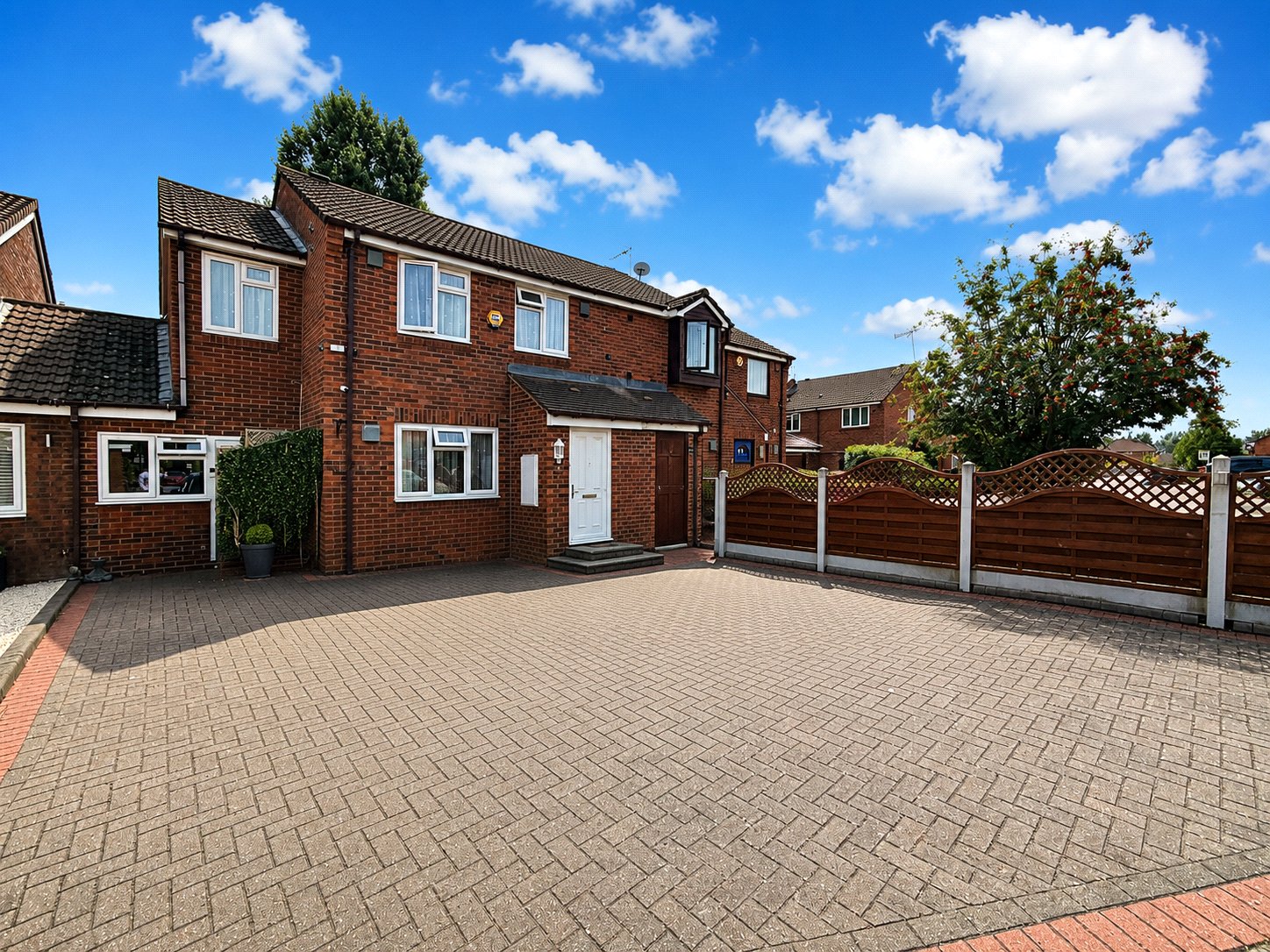 26, Pearl Gardens, Slough photo 4