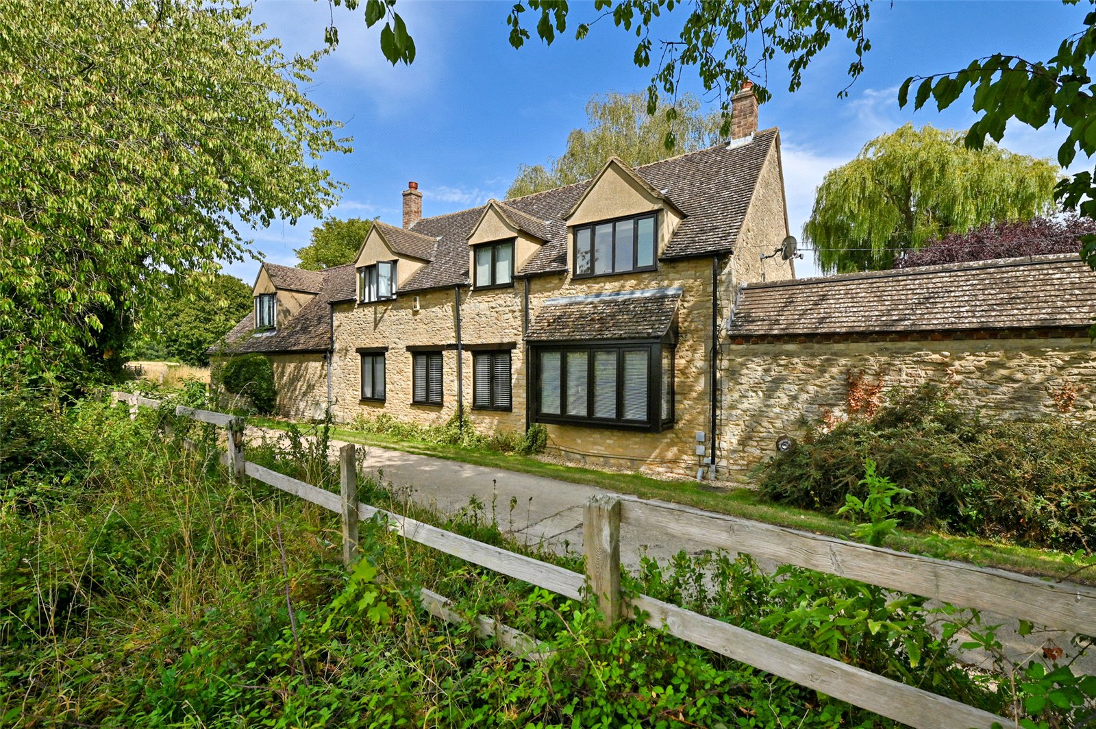 3 bedroom detached house for sale in Guildford