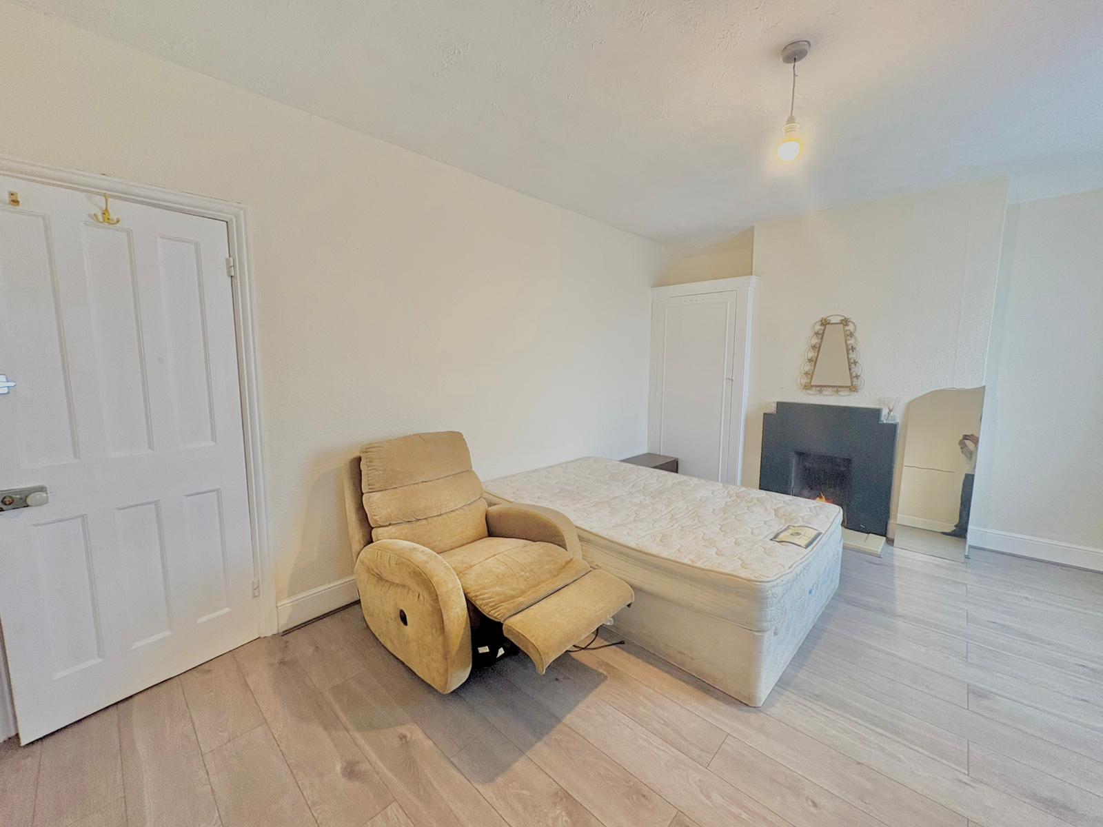 63, Langhorn Road, Southampton photo 2