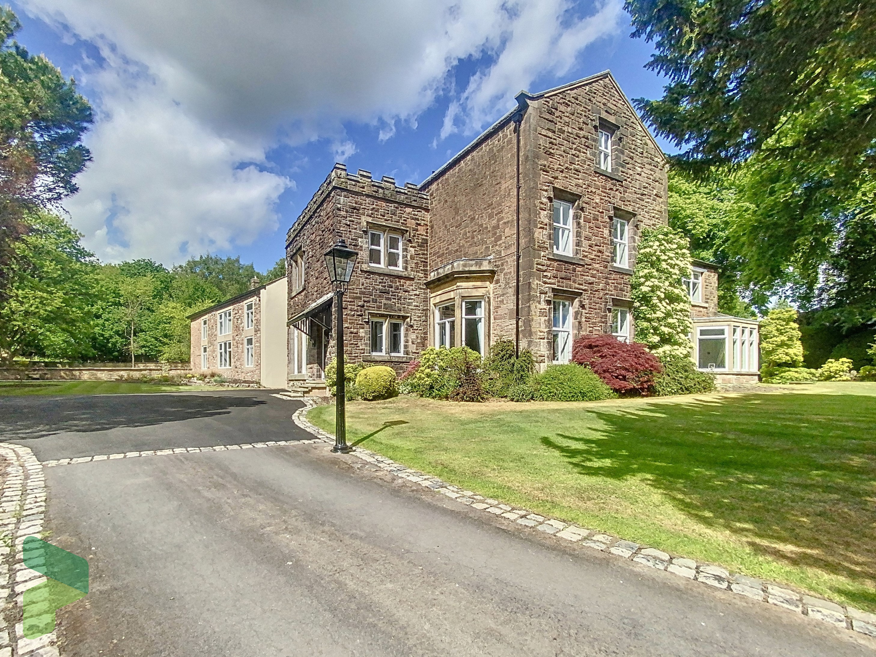 6 bedroom detached house for sale 0