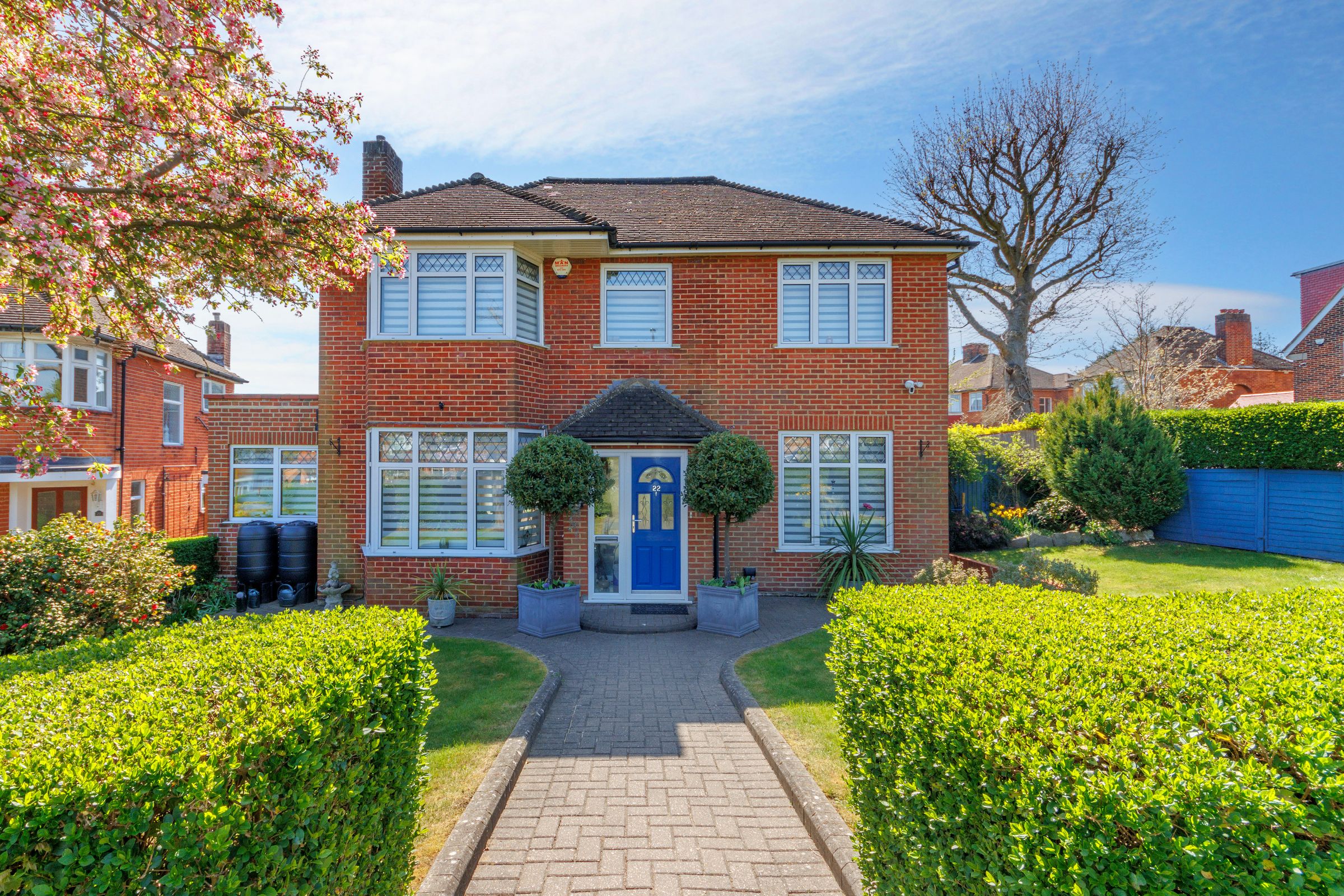 4-bed detached on Greystoke Gardens EN2, £1,000,000