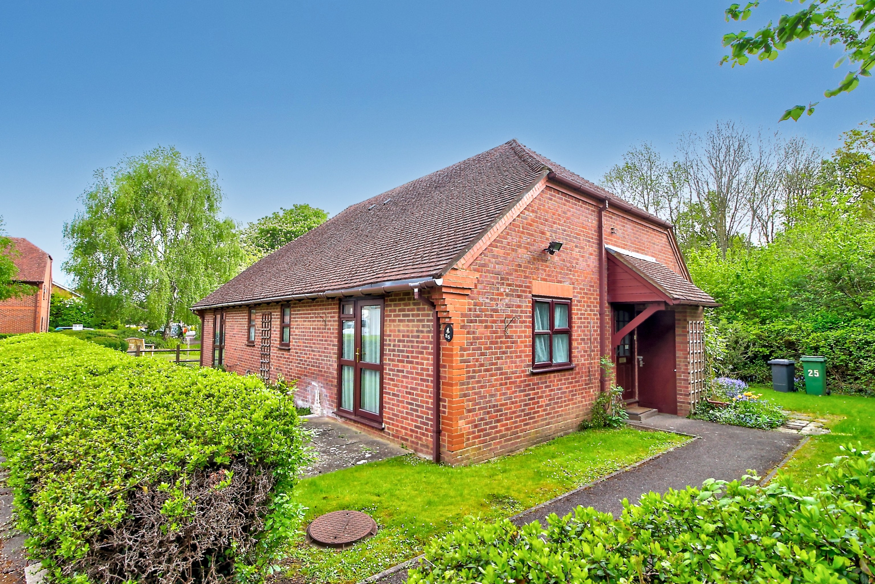 2-bed house on 25, Farm View Drive, Basingstoke, £210,000