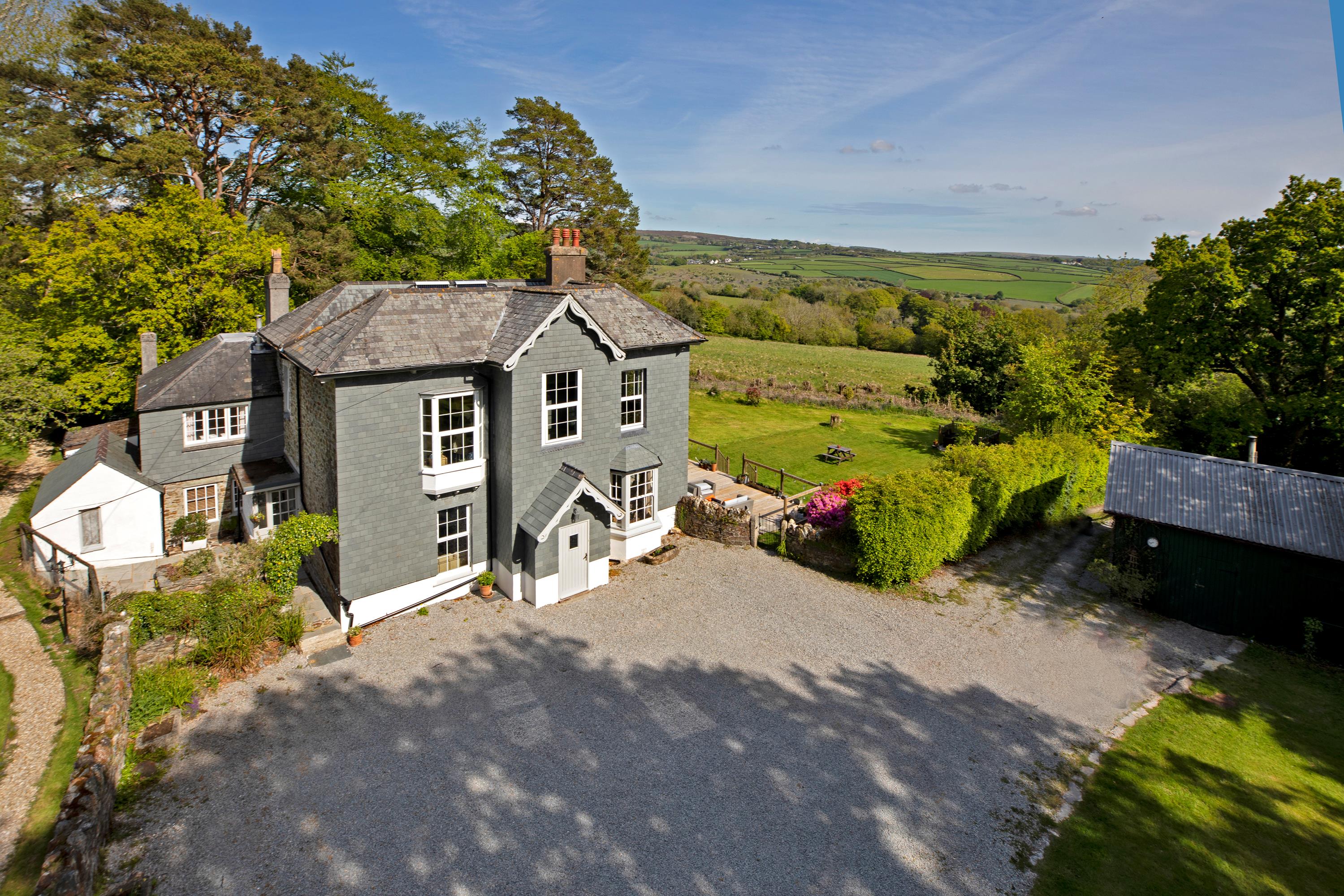 8 bedroom detached house for sale 0