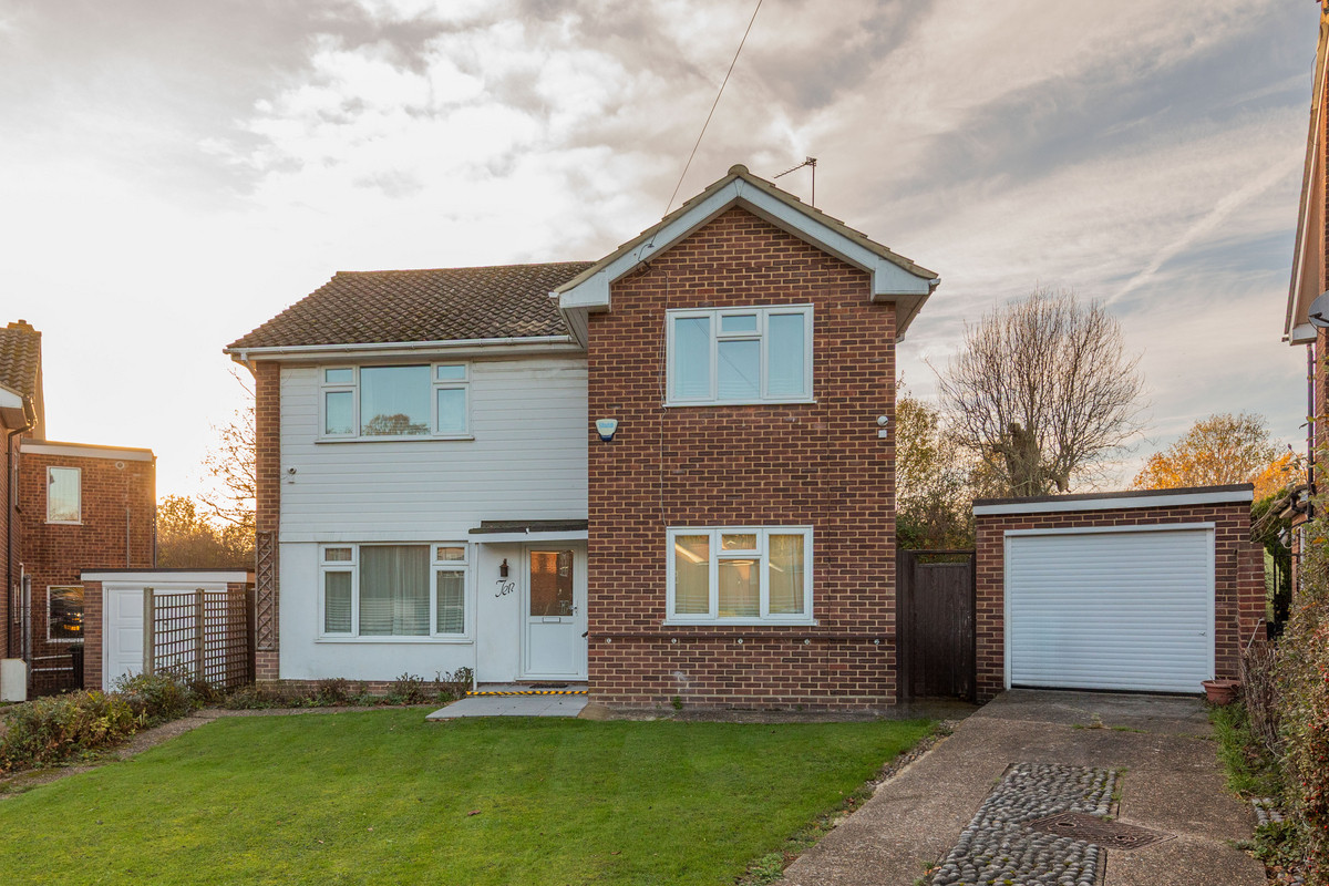 4-bed detached on 10, Lodge Close, Chigwell, £875,000