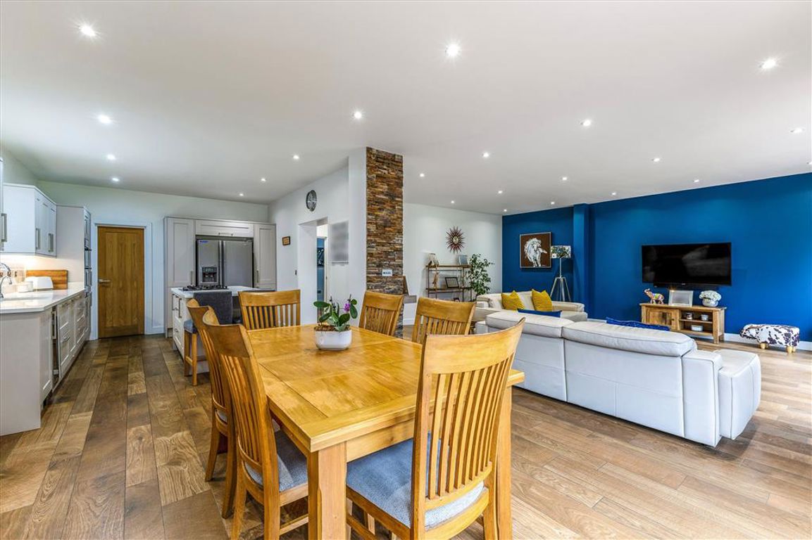 5 bedroom detached house for sale 0