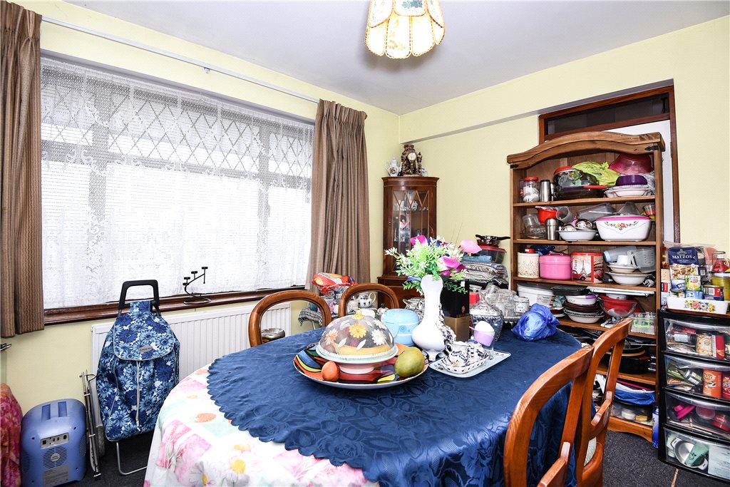 Free property report 2 The Circuits, Pinner, HA5 2BD Chimnie