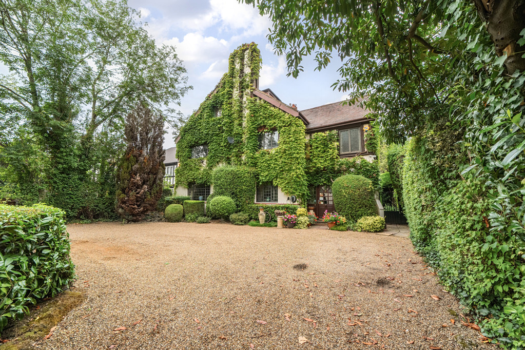 6 bedroom detached house for sale 0