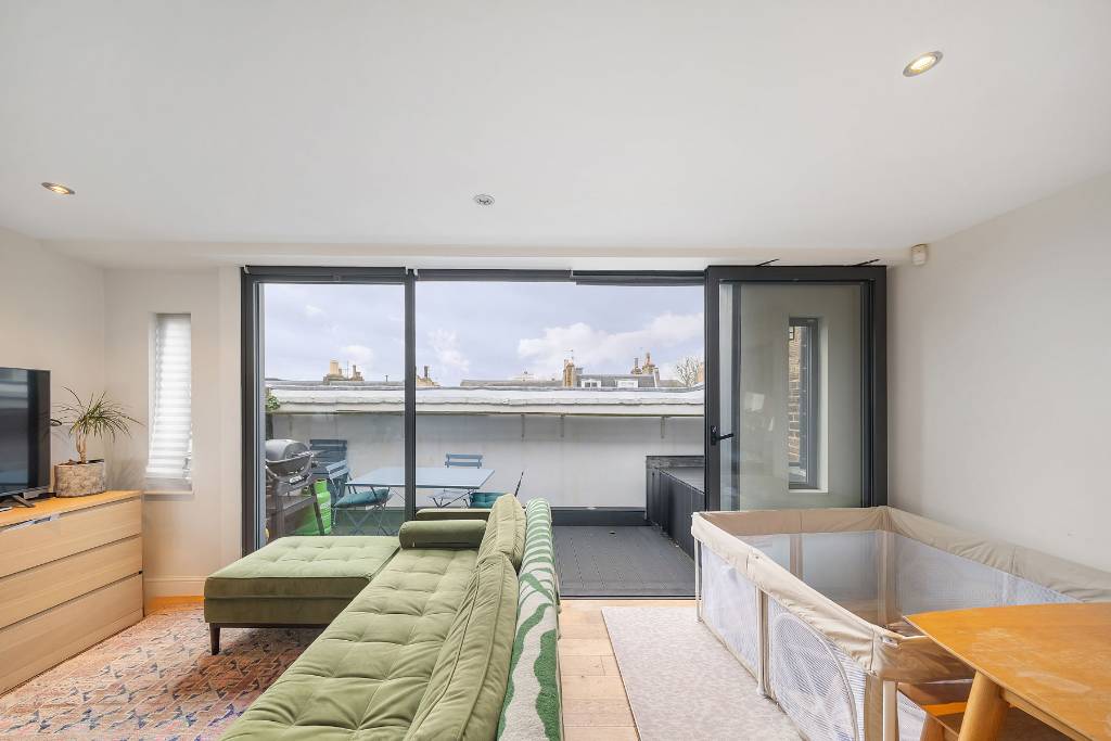 2 bedroom maisonette for sale 0