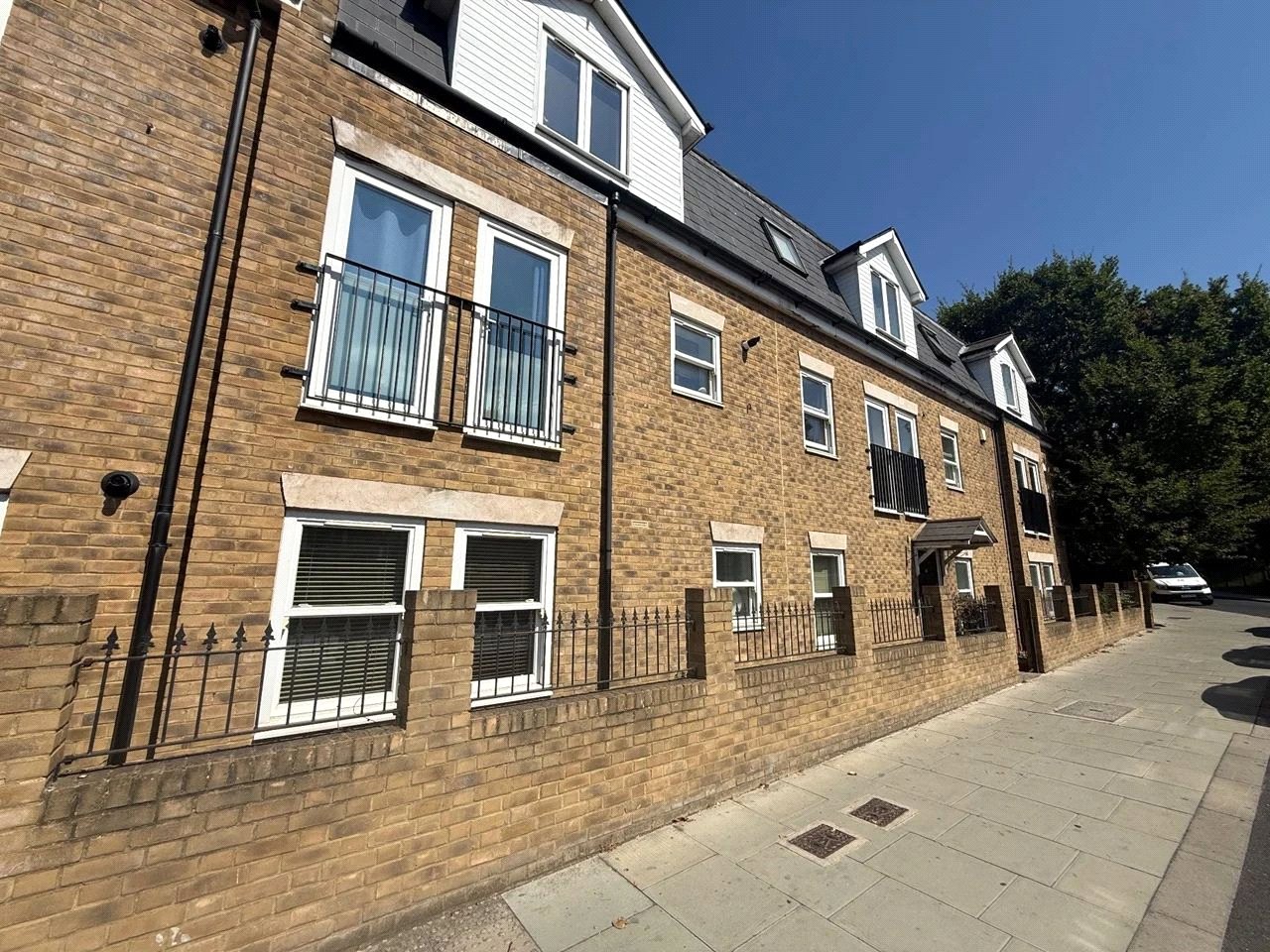 Flat, 2, 41 Athenlay Road, London photo 5