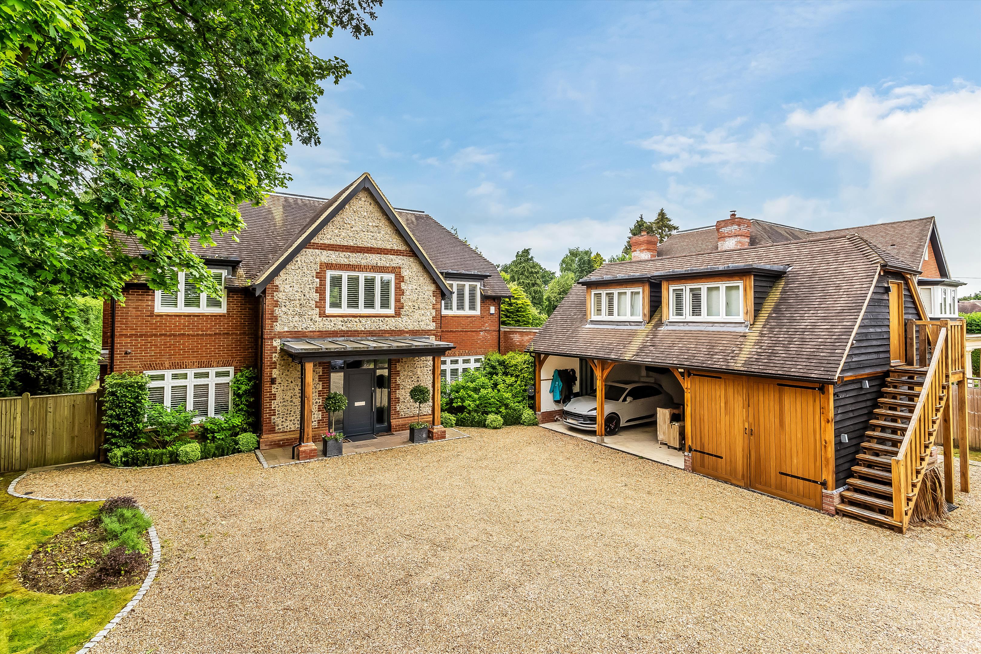 6 bedroom detached house for sale 0