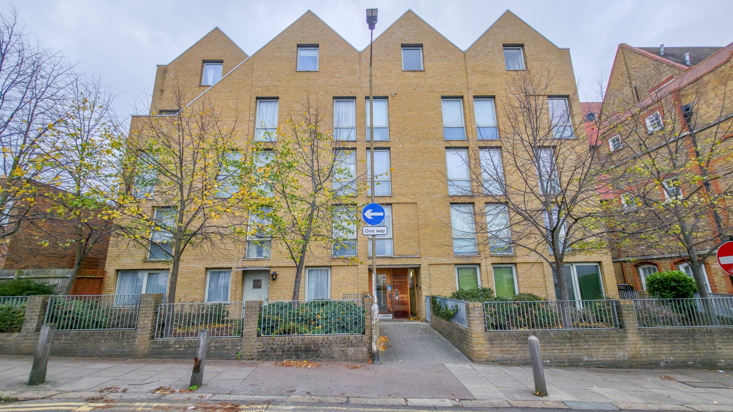 2-bed flat on Flat 66, Schoolhouse Yard, Bloomfield Road, Woolwich, £315,000