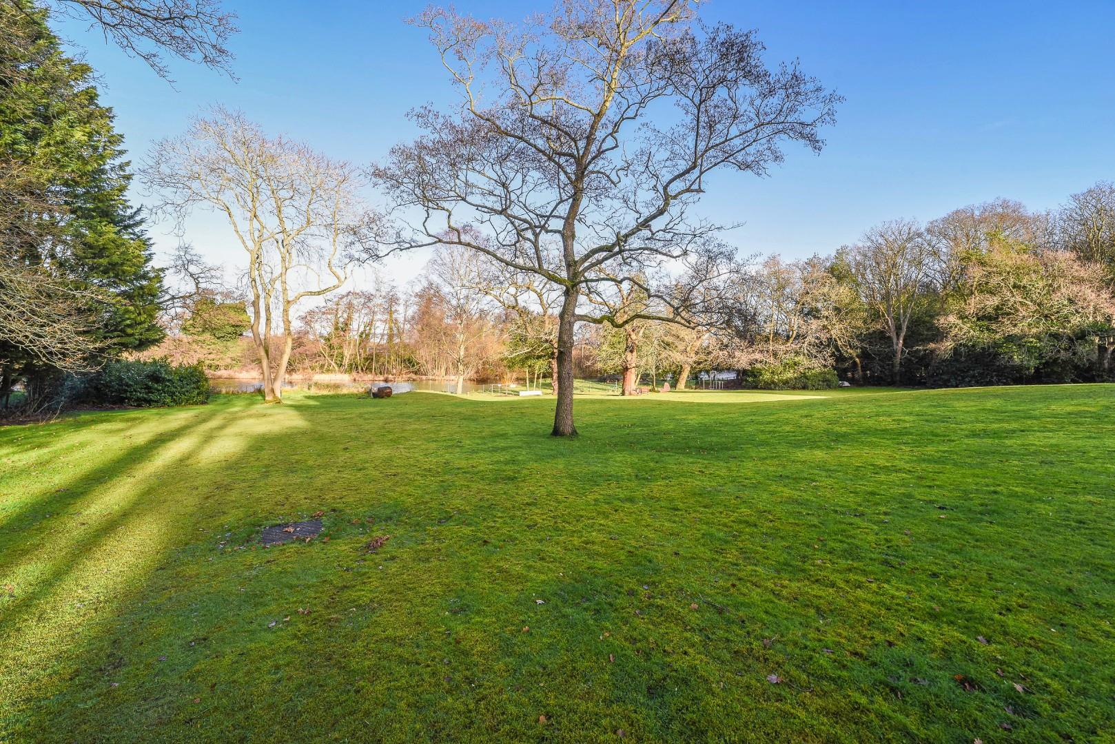 Free property report 33 Beechcroft Manor, Weybridge, KT13 9NZ Chimnie