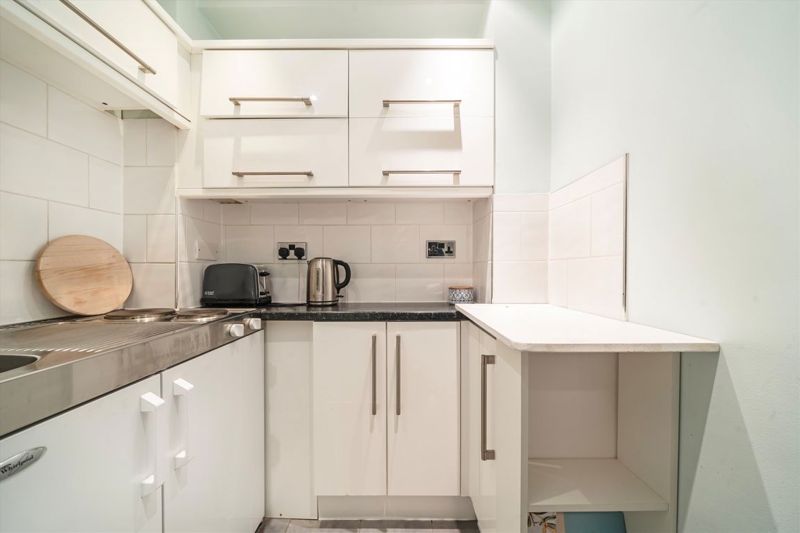 Flat 56, Kings Court, Hamlet Gardens, London photo 4
