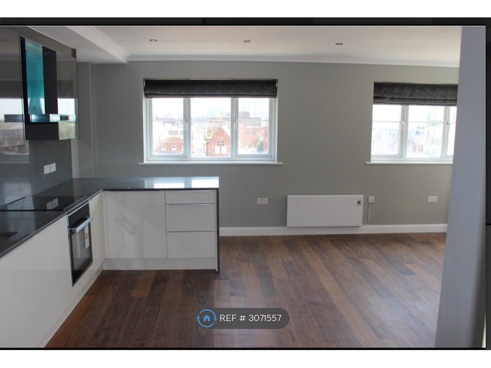 Flat, Brisbane Court Buckingham Gardens, Slough photo 5
