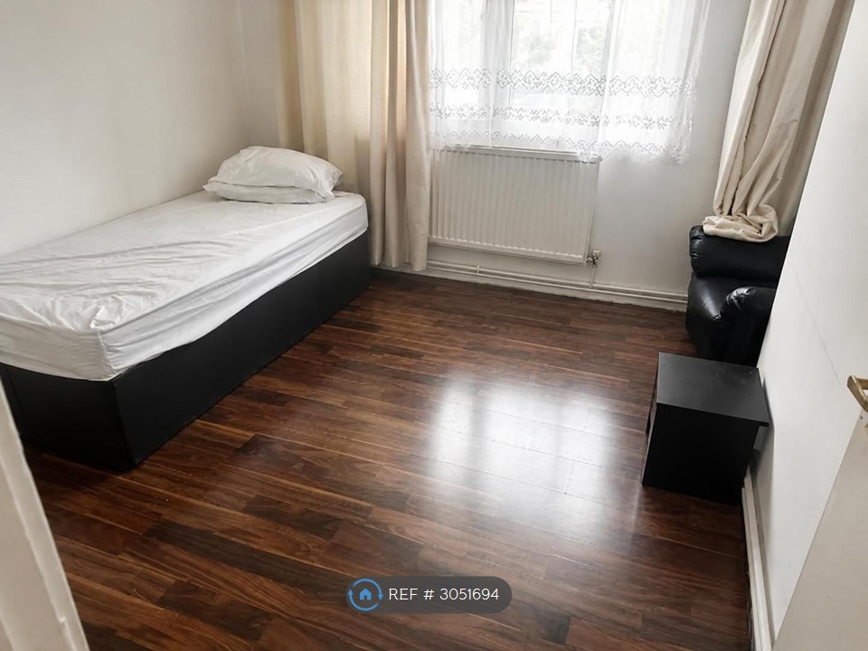 Flat, Comus House Congreve St, London photo 5