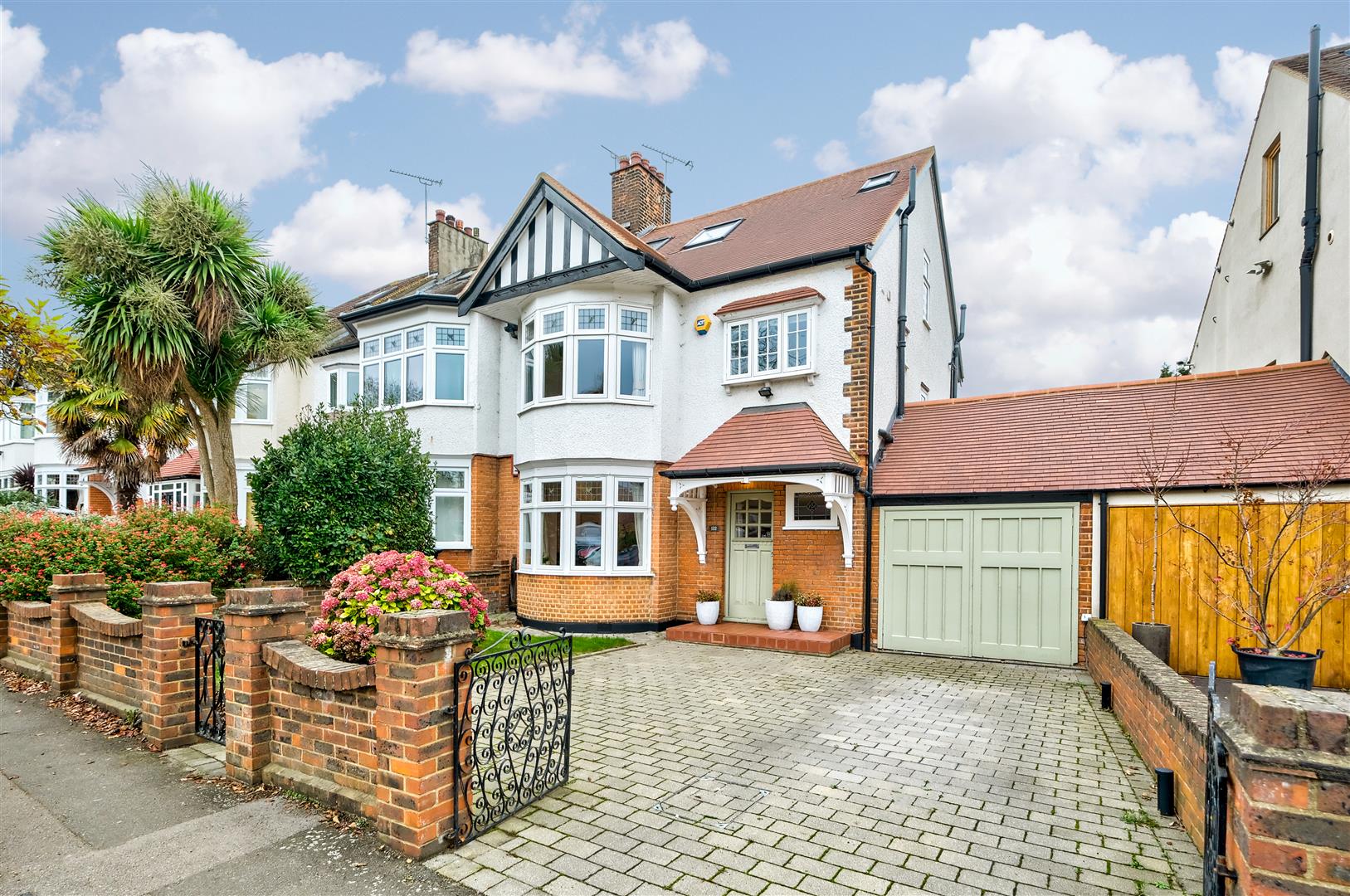4 bedroom end terrace house for sale