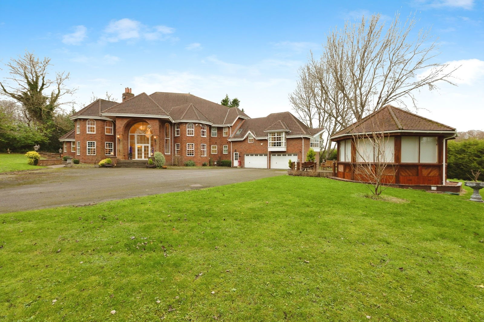 5 bedroom detached house for sale 0