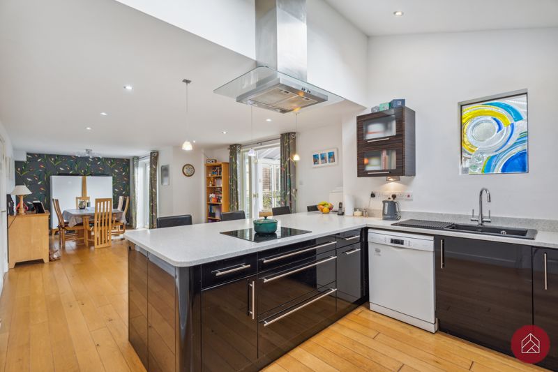 5 bedroom detached house for sale 0