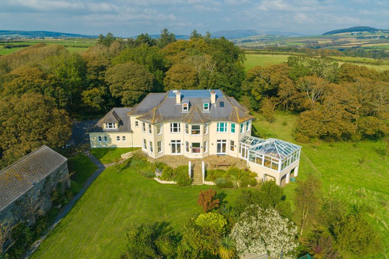 6 bedroom detached house for sale 0