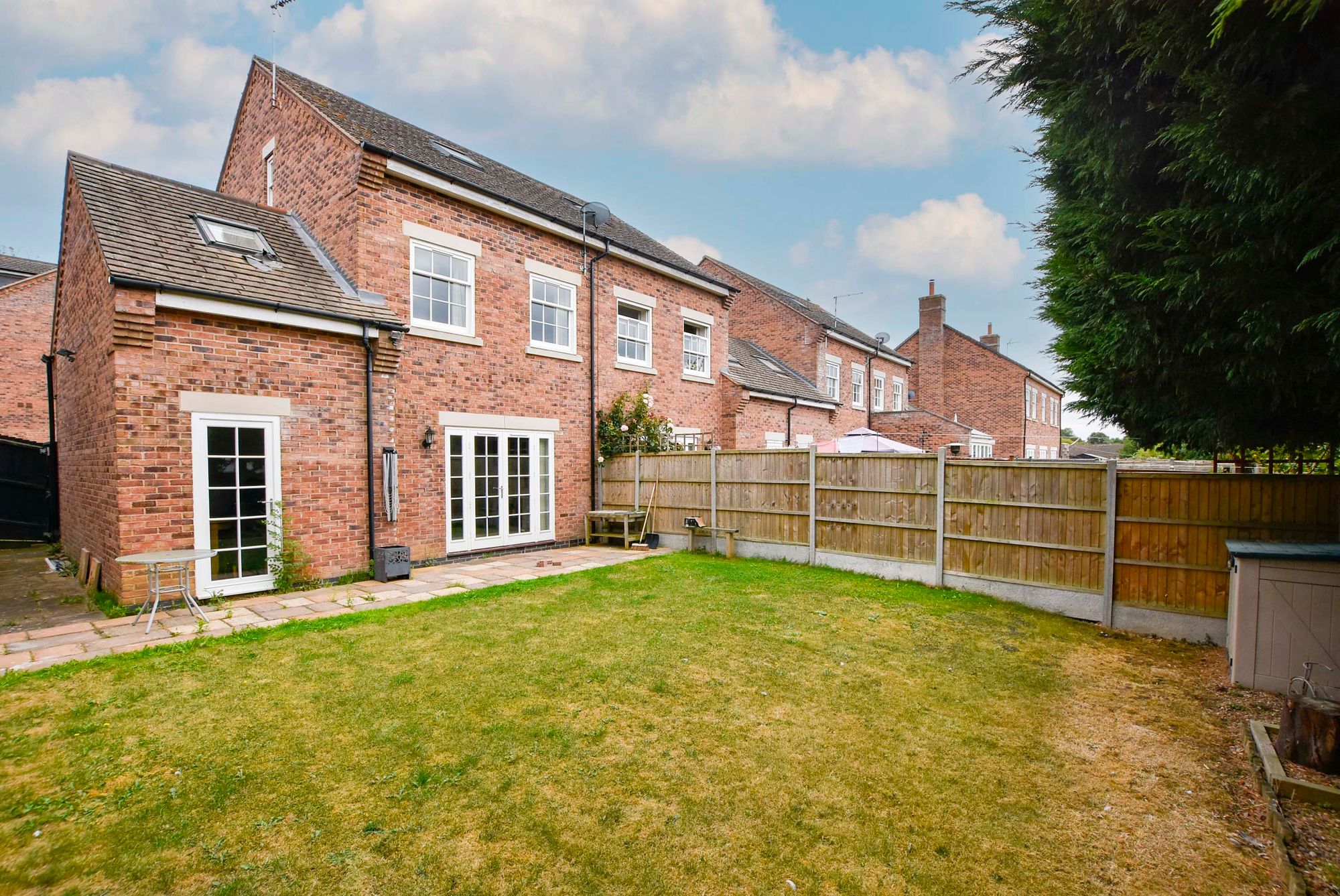 21 Orchard Close, Leicester photo 4