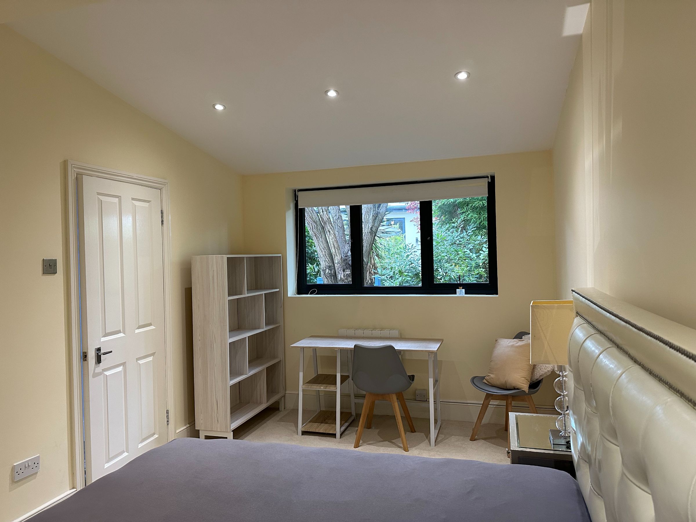 1 Derwent Avenue, London photo 4