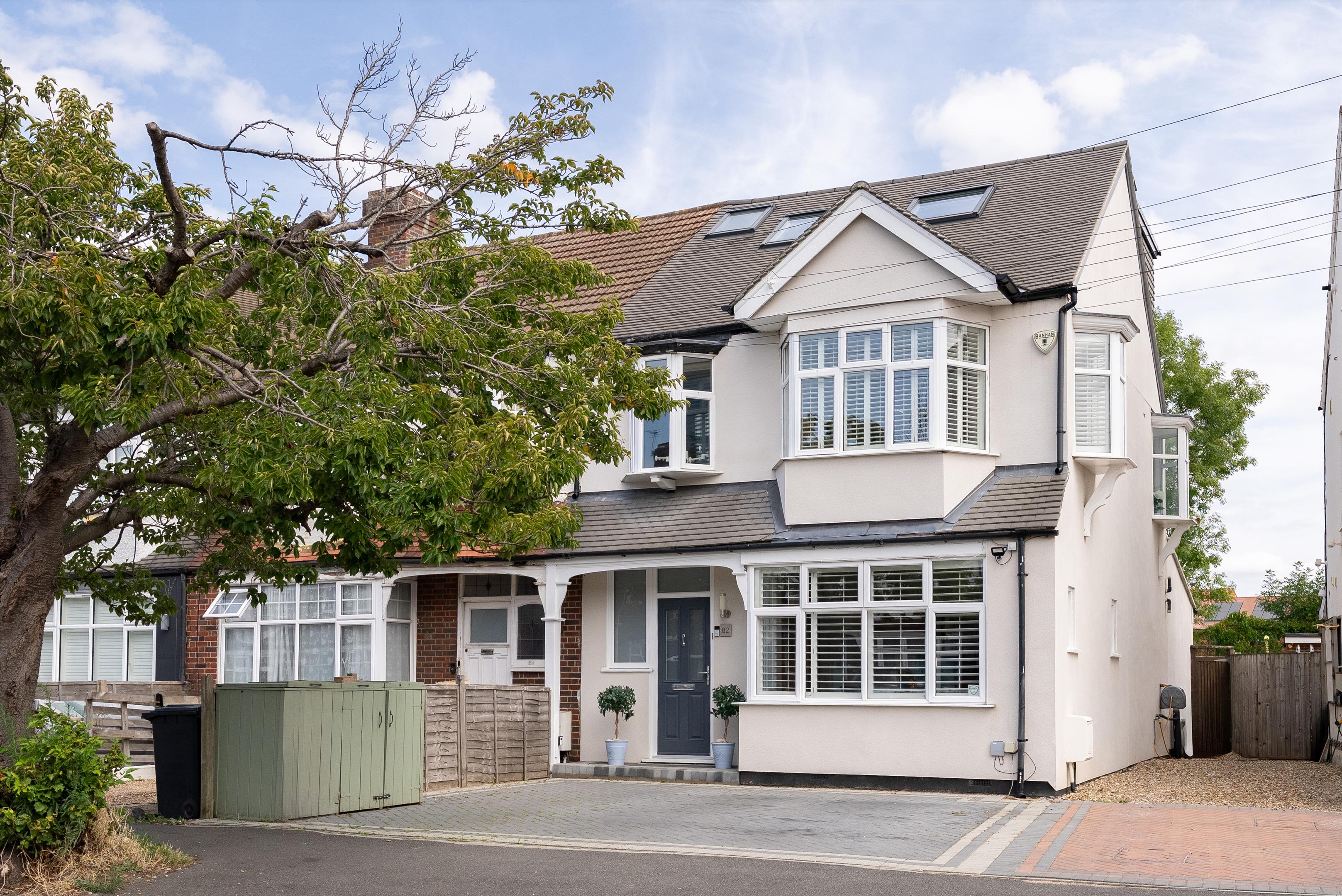 3 bedroom detached house for sale in Guildford