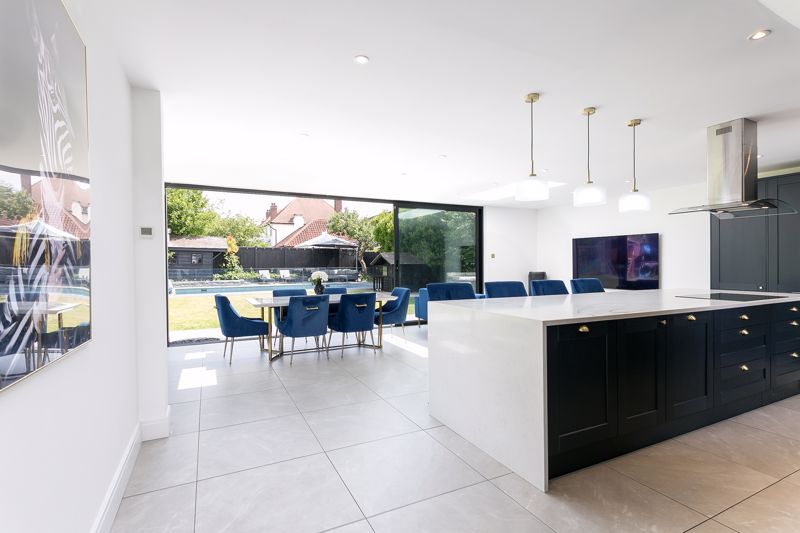 5 bedroom detached house for sale 0