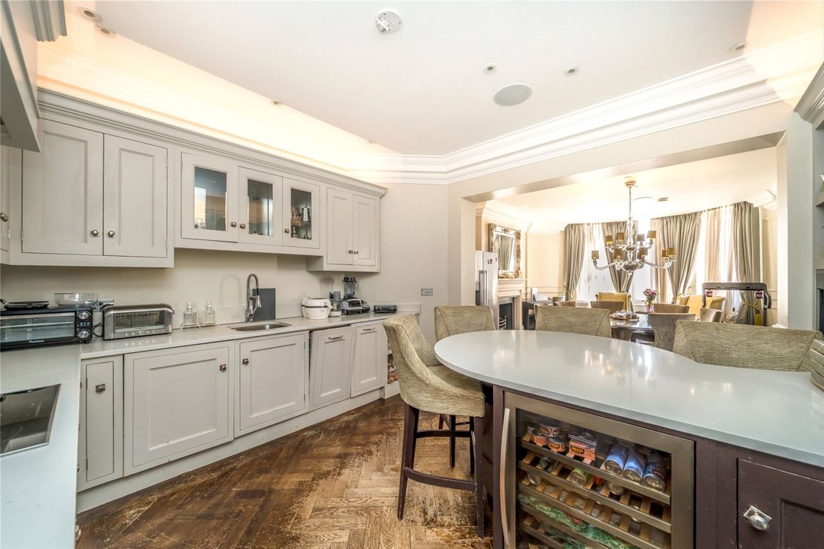 3 bedroom flat for sale 0